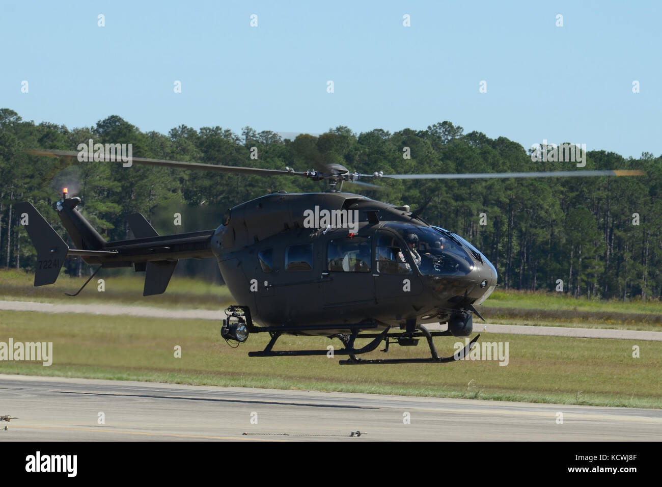 Us-Armee flightline Operations bei Army Aviation support Facility des South Carolina National Guard auf mcentire joint National Guard Base, s.c. zur Unterstützung der Hurrikan matthew Wiederherstellungsmaßnahmen okt. 10, 2016. ca. 2000 South Carolina National Guard Soldaten und Piloten wurden in der unmittelbaren Unterstützung des Hurrikan matthew Antwort Bemühungen seit Okt aktiviert. 4, 2016. (Us Air National Guard Foto von Senior Master Sgt. Edward Snyder) Stockfoto