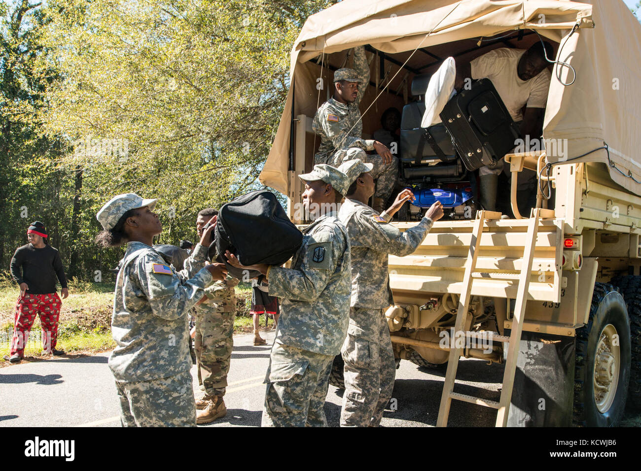 Us-Soldaten mit dem 1053Rd Transport Unternehmen, 1050Th Transportation Battalion, 228Th Theater taktische Signal Brigade, South Carolina Army National Guard evakuieren Bewohner von Nichols, S.C., Okt. 10, 2016. Die Stadt von Nichols überflutet aufgrund der schweren Regen, die der Hurrikan Matthew. Gouverneur Nikki Haley den Notstand der 4. Oktober 2016 und der National Guard wurde aufgerufen und County Emergency Management Agenturen und lokalen Ersthelfer mit Küsten Evakuierungen zu unterstützen. (U.S. Air National Guard Foto von Tech. Sgt. Jorge Intriago) Stockfoto