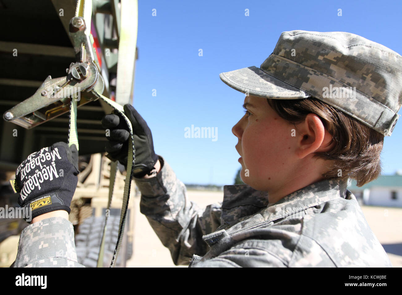 US Army Pvt. Shelbi Richardson, 1055th Transportunternehmen Transport Operator, Konstrukte, die die Platten ein M1088 Medium taktische Fahrzeug Traktor Transport Sandsäcke aus der Wateree Fluss Correctional Institution in Rembert, South Carolina, 12. Oktober 2016 in Florenz Rüstkammer transportiert und verteilt auf Bereiche in Not im Rahmen der weiteren Erholung Missionen in der Nachmahd des Hurrikans Matthew. Auf dem Höhepunkt der South Carolina National Guard hatte etwa 2.800 Soldaten und Flieger aktivierten Zustand und Grafschaft Notfallmanagement Agenturen unterstützen und lokalen zuerst reagieren Stockfoto