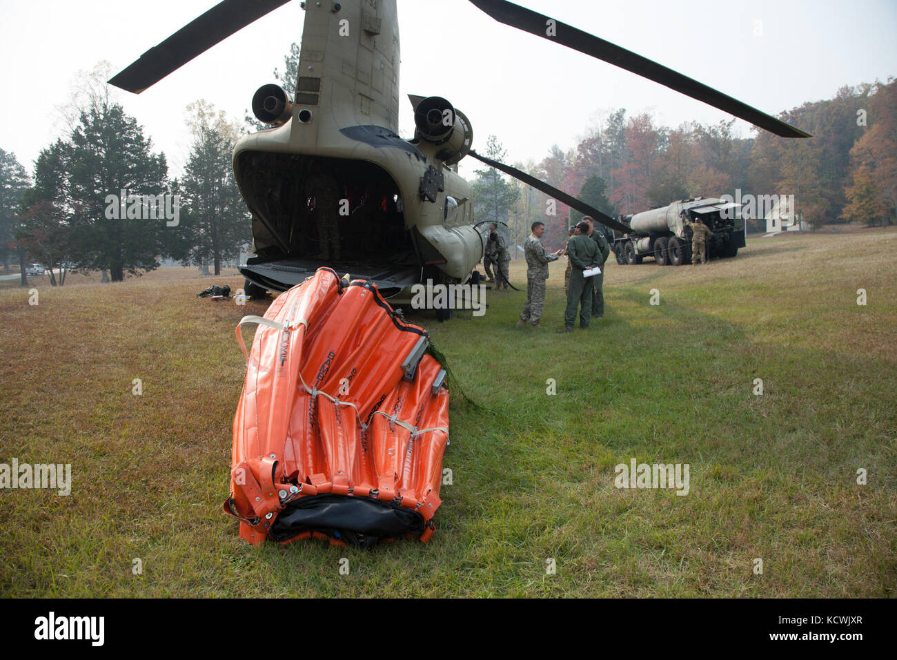 Ein Carolina South Army National Guard CH-47 Chinook von Det. 1, bravo Company, 2-238 th allgemeine Unterstützung aviation Battalion mit Soldaten von Donaldson Feld in Greenville, South Carolina, hat einen Antrag auf Hilfe von der South Carolina Forstverwaltung Feuer in der Nähe der Oberseite von Pinnacle Mountain in Pickens County, South Carolina, Nov zu enthalten. 15., 2016. Das Flugzeug ist mit einem Bambi Bucket, der mit allen verfügbaren Wasser transportiert auf dem Feuer entleert werden und gefüllt werden kann. (U.s. Army National Guard Foto von Capt. Brian Hare) Stockfoto