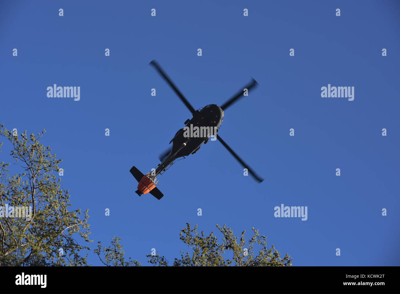 Ein Südcarolina Army National Guard UH-60l-lift Utility Helicopter von 59Th aviation Truppe Befehl und Crew in Eastover, South Carolina Unterstützung der South Carolina Forstverwaltung ein Feuer in der Nähe von der Spitze der Tabelle Rock zu enthalten, Pickens County, South Carolina, sep. 19., 2016. Das Flugzeug ist mit einem Bambi Bucket, der mit allen verfügbaren Wasser transportiert auf dem Feuer entleert werden und gefüllt werden kann. (U.s. Army National Guard Foto: Staff Sgt. Roberto Di Giovine) Stockfoto