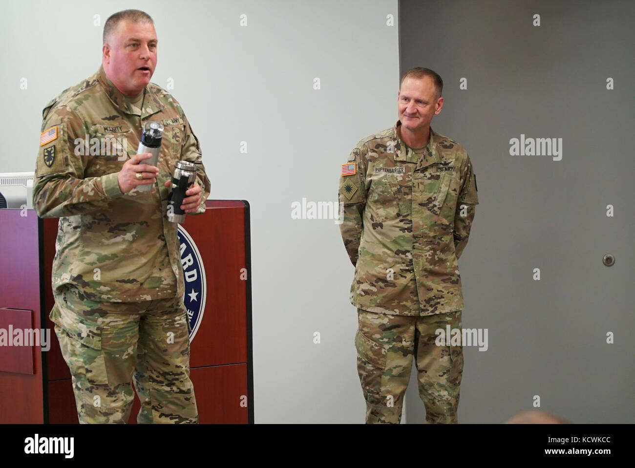 Us-Armee Brig.gen.r. van mccarty, stellvertretender Adjutant General, South Carolina Army National Guard und der US-Army Chief Warrant Officer 5 Kent b. puffenbarger, Carolina South Army National Guard Befehl Chief Warrant Officer, Adresse South Carolina Army National Guard Unteroffiziere und angehende Unteroffiziere während eines Warrant Officer berufliche Entwicklung und Karriere Tag im Büro der Adjutant General in Columbia, S.C., jan. 8, 2017. Die Veranstaltung wurde gehalten, um aktuelle Themen, die Armee Unteroffiziere in der South Carolina Army National Guard zu Usa und Eli zu ermutigen, zu diskutieren Stockfoto