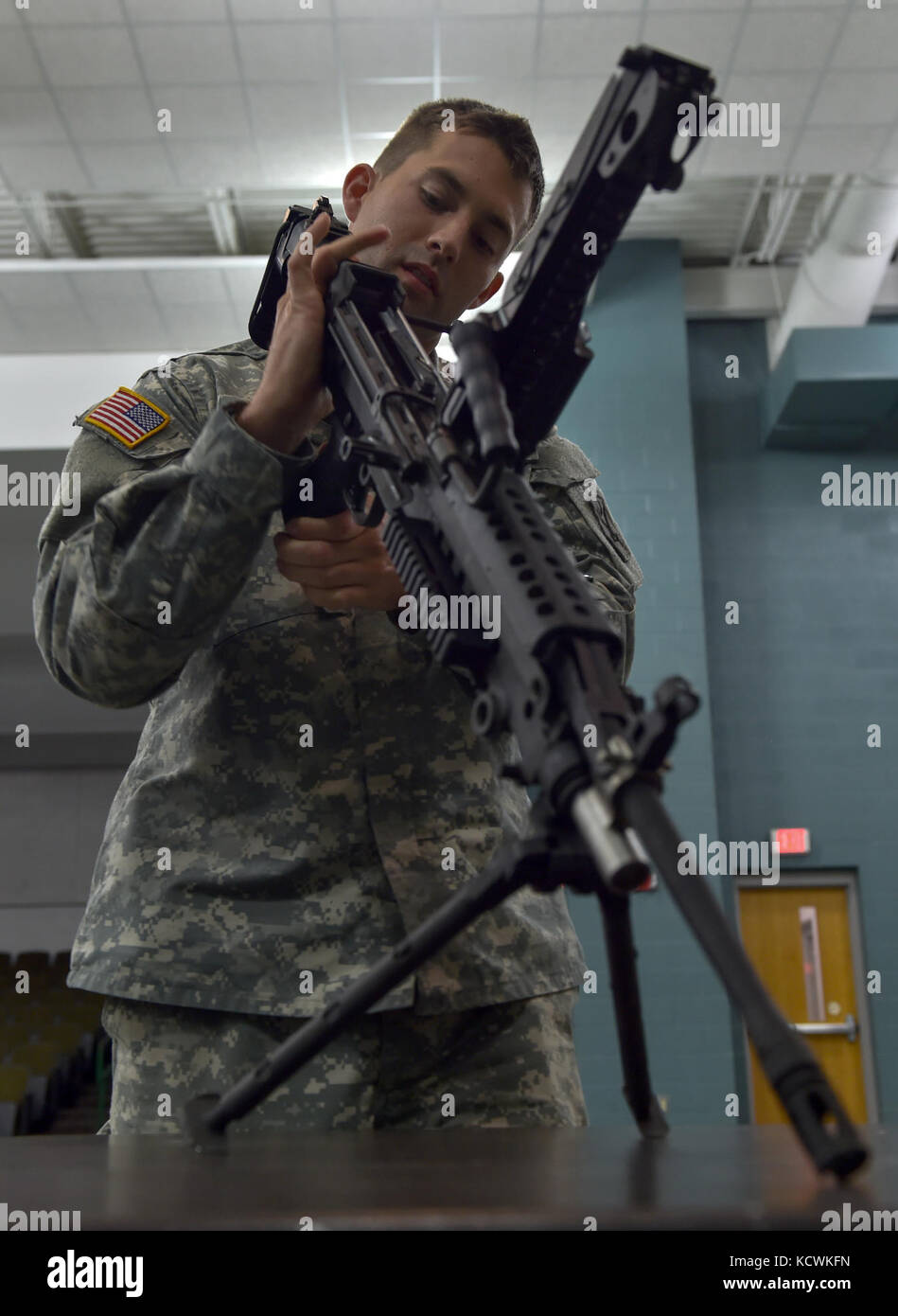 Südcarolina Army National Guard spc. Jackson stolz, eine automatische rifleman mit den 218 Manöver Verbesserung Brigade, fügt verschiedene Waffensysteme während der besten Krieger Wettbewerb 2017 mccrady Training Center in Eastover, s.c., Jan 28, 2017. der 5-tägigen Veranstaltung bestand aus einer Straße März, körperliche Fitness zu testen, und Waffen Qualifizierung Veranstaltungen, unter anderem. die Teilnehmer als Individuen mit einem Soldaten und Unteroffizier Gewinner Feb, konkurrierten. 1, 2017. (U.s. Air Force Foto: Staff Sgt. Logan Carlson) Stockfoto