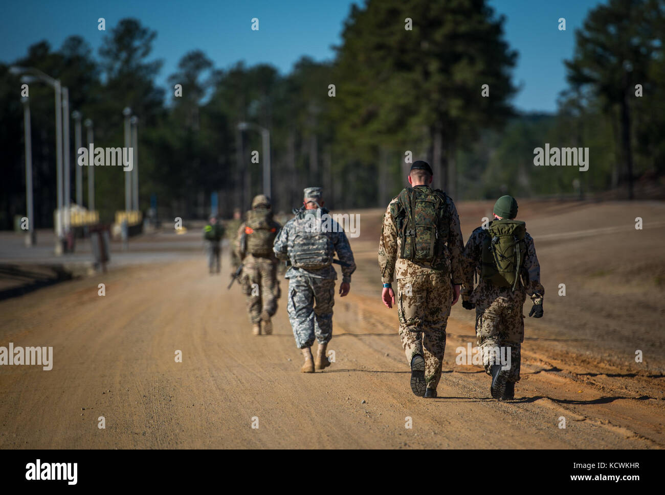 Südcarolina Armee und Air National Guard und der deutschen Bundeswehr Befehl in einem ruck März teilnehmen, während die Bundeswehr für militärische Kenntnisse Abzeichen tryouts auf mccrady Training Center in Eastover, s.c., jan. 29., 2017. Die Bundeswehr für militärische Kenntnisse tryouts Abzeichen wurden in den besten Krieger Wettbewerb 2017 eingearbeitet. (U.s. Air Force Foto: Staff Sgt. marianique Santos) Stockfoto