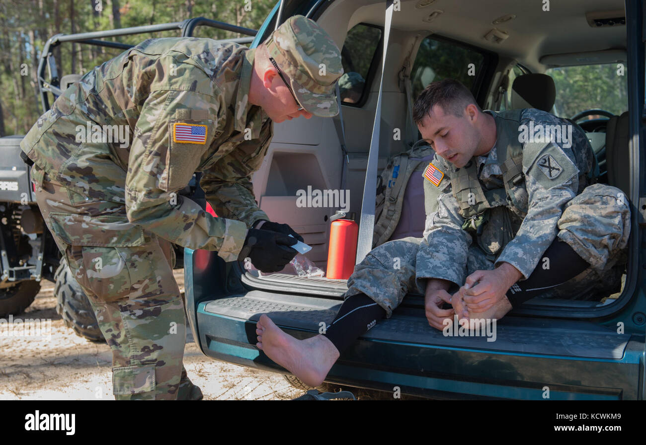 Südcarolina Army National Guard spc. Jackson stolz, 1.BATAILLON, 118 Infanterie Regiment, Alpha Company Infanterist, hat seine Füße sah während der besten Krieger Wettbewerb 2017 mccrady Training Center, s.c., jan. 29., 2017. Die fünftägige Veranstaltung bestand aus einer Straße März, körperliche Fitness zu testen, und Waffen Qualifizierung Veranstaltungen, unter anderem. (U.s. Air Force Foto: Staff Sgt. Sean Martin) Stockfoto