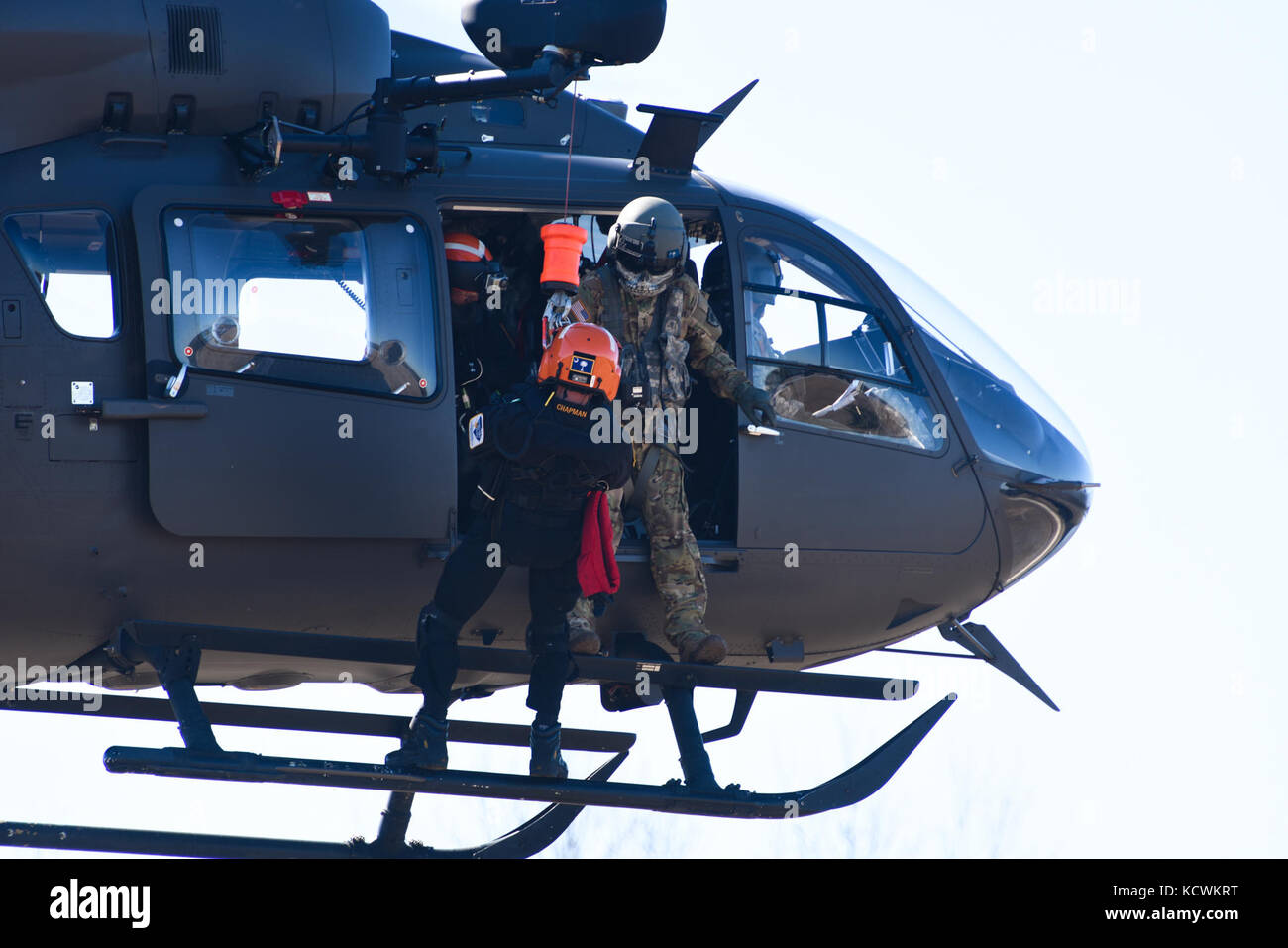 Südcarolina nationale Schutz Soldaten, und Feuerwehr/Ems Retter mit dem s.c. Hubschrauber aquatic Rescue Team (sc-hart) Programm, s.c. urban Suche und Rettung task force 1 (sc-TF1), Hoist-ausbildung Operationen durchführen, während der ersten Phasen des "Patriot south Übung 2017" (patriot South 17), eine gemeinsame Ausbildung und Übung auf Naturkatastrophen konzentrieren - Bereitschaft und Reaktion, Gulfport und Port bienville industriellen Komplex (pbic), Mississippi, jan. 29., 2017. patriot South 17 findet an mehreren Standorten in Mississippi, vom 23. Januar bis 7. Februar 2017, und es bietet Stockfoto