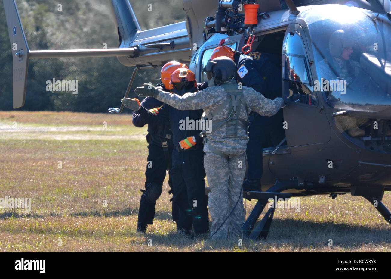 Südcarolina nationale Schutz Soldaten, und Feuerwehr/Ems Retter mit dem s.c. Hubschrauber aquatic Rescue Team (sc-hart) Programm, s.c. urban Suche und Rettung task force 1 (sc-TF1), Hoist-ausbildung Operationen durchführen, während der ersten Phasen der âpatriot Süden Übung 2017 â (patriot South 17), eine gemeinsame Ausbildung und Übung auf Naturkatastrophen konzentrieren - Bereitschaft und Reaktion, Gulfport und Port bienville industriellen Komplex (pbic), Mississippi, jan. 29., 2017. patriot South 17 findet an mehreren Standorten in Mississippi, vom 23. Januar bis 7. Februar 2017, und es bietet Stockfoto