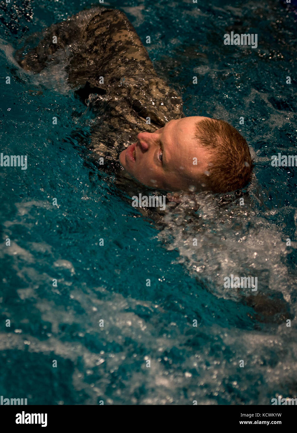 Südcarolina Army National Guard Sgt. 1. klasse Jeremy Smith, besten Krieger Wettbewerb 2017 nco, erreicht für die Ziellinie beim Schwimmen Teil der die Bundeswehr Abzeichen für militärische Kenntnisse tryouts in Fort Jackson, s.c., jan. 30., 2017. Dies war der erste Iteration, wo die tryouts in die besten Krieger Wettbewerb 2017 aufgenommen wurden. (U.s. Air Force Foto: Staff Sgt. marianique Santos) Stockfoto