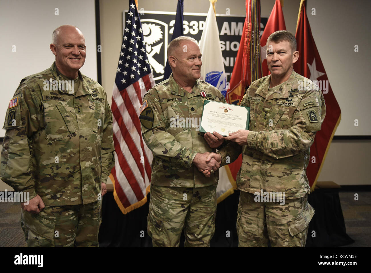 US Army LT. Gen. Jeffrey S. Buchanan, Kommandant der US Army North (Fifth Army), überreicht die Verdienstmedaille an US Army LT. Col. Michael Davis während eines Besuchs beim 263. Army Air and Missile Defense Command (AAMDC) in Anderson, South Carolina, 9. Februar 2017. Davis wurde für seine Leistung als Vorwärtsflieger und Verbindungsoffizier der US Army North im Namen der 263. AAMDC ausgezeichnet. (FOTO der US Army National Guard von Staff Sgt. Roby Di Giovine/Veröffentlicht) Stockfoto