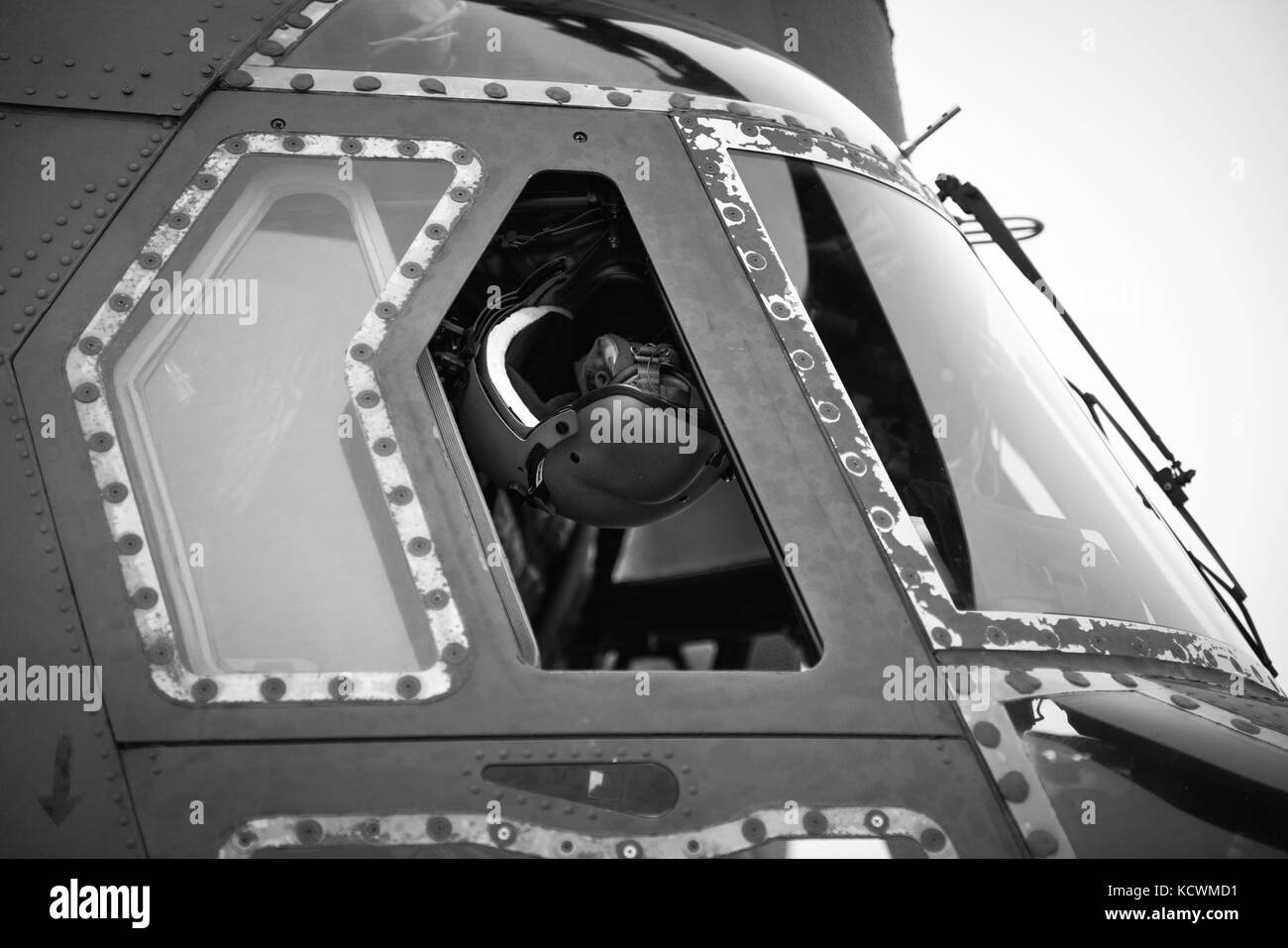 Soldaten der South Carolina National Guard, die der Abteilung 1, Firma B, 2-238. General Support Aviation Battalion, zugewiesen sind, begeben sich für eine einwöchige Trainingsmission, die sich auf Flugeinsätze in großer Höhe konzentriert, an Bord eines schweren Lasthubschraubers CH-47F Chinook, Greenville, S.C., 24. Februar 2017. Die Crew wird an einem Kurs zum Energiemanagement auf dem High-Altitude ARNG Aviation Training Site (HAATS), Eagle County, CO. (USA) teilnehmen Foto der Armee-Nationalgarde von Staff Sgt. Roberto Di Giovine) Stockfoto