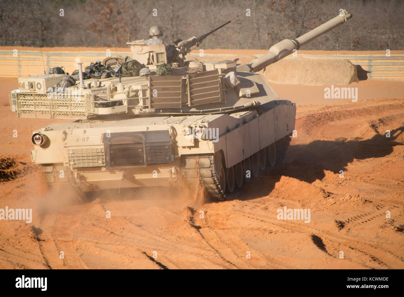 Us-Armee Soldaten aus c und d Unternehmen, 4-118 th kombinierte Waffen Bataillon, South Carolina Army National Guard eine schießwesen Übung mit .50 calibur und m 240 Maschinengewehre auf der m-1 Abrams Tank am Fort Jackson, South Carolina feb montiert. 25, 2017 in Vorbereitung für das jährliche Training. (National Guard Foto: Staff Sgt. Erica Ritter, 108 öffentliche Angelegenheiten Abteilung) Stockfoto