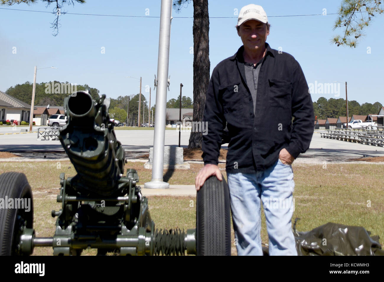 Restaurierung Experte Gordon ponsford steht mit seinem neuesten Projekt-a 1943 75mm Pack howitzer, die auf der Parade Feld an mccrady Ausbildungszentrum der South Carolina National Guard in Eastover stationiert ist, South Carolina, 9. März 2017. ponsford hat viele ehemalige South Carolina National Guard Waffensysteme und Fahrzeuge, um den Zustand der ursprünglichen Suche Zustand restauriert, mit diesem besonderen Haubitze Abstammung, die im Zweiten Weltkrieg in Birma, sowie den koreanischen Krieg. Die haubitze im Retreat jeden Tag gefeuert wird an mccrady und zu Beginn der einzelnen Palmetto Military Academy ocs-Klasse Stockfoto