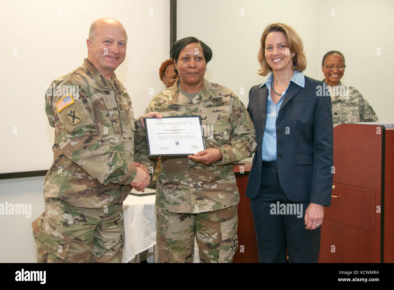 Das South Carolina National Guard gefeierten Frauen Geschichte Monat während einer Versammlung an der Joint Force Headquarters in Columbia, South Carolina, 23. März 2017. Das diesjährige Thema wegweisende Frauen, die den Weg für künftige Generationen gepflasterte geehrt. der South Carolina Air National Guard erste weibliche Fighter Pilot, pensionierter Lt.Col. Tally parham Casey, war der Hauptredner und schlossen sich anderen Südcarolina nationale Schutz Frauen, die für ihren Dienst, der von der US-Armee maj erkannt wurden. gen. Robert e. Livingston, jr. der Adjutant General für South Carolina. (Us Air National Guard Foto von Tech Stockfoto