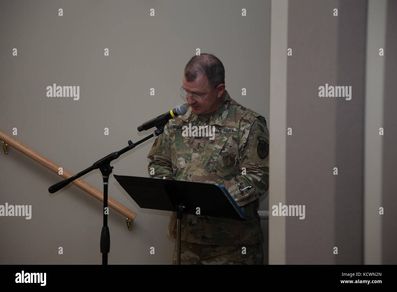 U.s. Army Chief Warrant Officer 4 Kevin bonderer erzählt ein Südcarolina Army National Guard Zeremonie induzieren pensionierte US-Army Chief Warrant Officer 4 Sandra ein. Gordon in die Warrant Officer Hall of Fame auf der gemeinsamen Streitkräfte finden Mitte an mcentire joint National Guard Base in Eastover, South Carolina, 2. April 2017. Die US-amerikanischen Armee maj.gen.Robert e. Livingston, jr., Adjutant General von South Carolina und U.S. Army command Chief Warrant Officer 5 Kent. b. puffenbarger, South Carolina Army National Guard Befehl Chief Warrant Officer, Angeboten, Bemerkungen und ausgezeichnet Gordon d Stockfoto