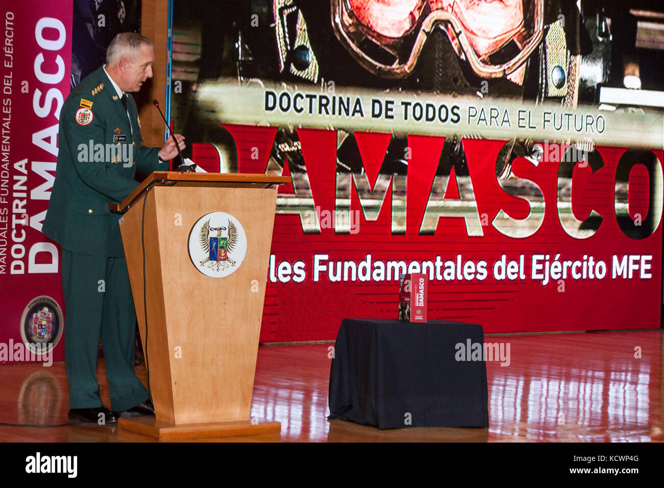 Kolumbianische Armee gen. Alberto jose mejia Ferrero, Kommandant der kolumbianischen Armee spricht an der Induktion Zeremonie für die kolumbianische Armee Lehre Plan (damasco) an der Escuela Militar de cadetes in Bogota, Kolumbien, Aug. 5, 2016. (Foto von Sgt. Brian Calhoun, 108 öffentliche Angelegenheiten det.) Stockfoto