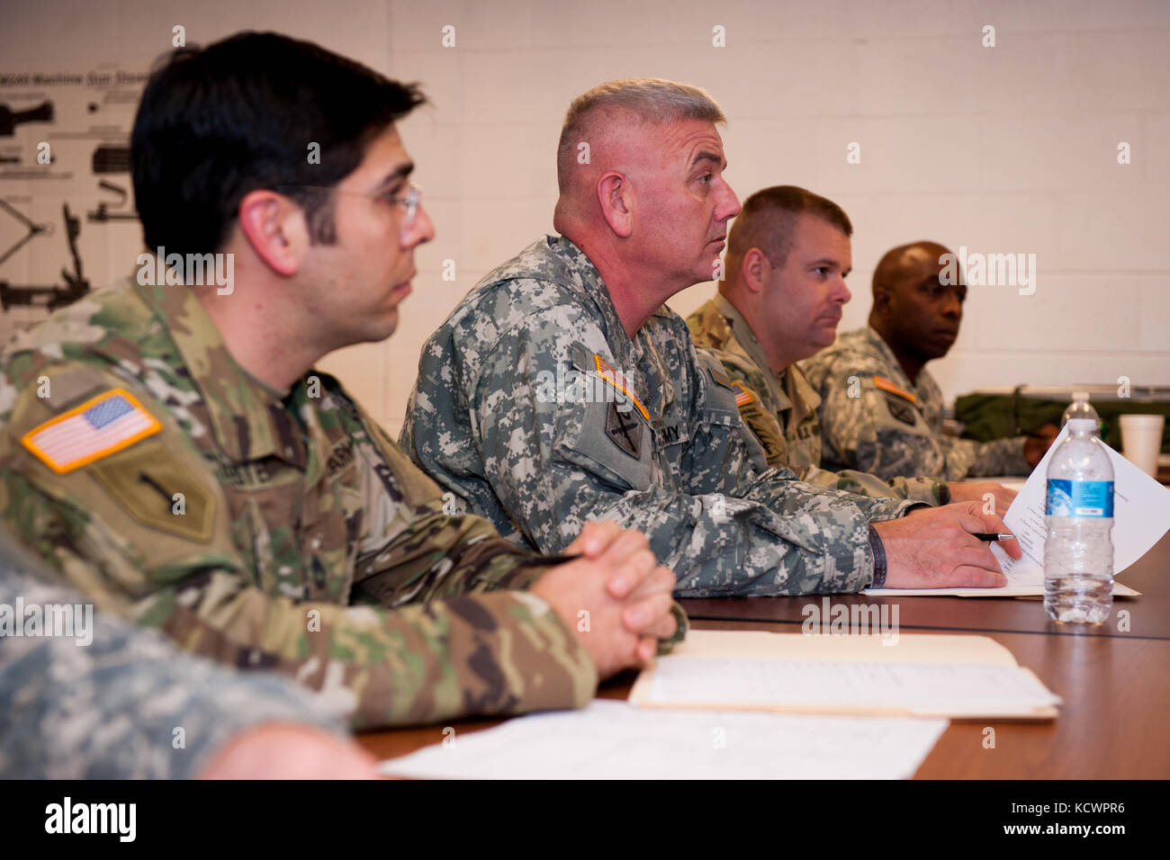 U.s. army command Sgt. maj. Edward Gast, 1.BATAILLON, 118 Infanterie Regiment, 218 Manöver Verbesserung Brigade, South Carolina National Guard command Sergeant Major, Interviews Soldaten in North Charleston, South Carolina, Oct. 23, 2016, als Teil des Bataillons-Ebene am besten Krieger Wettbewerb. Der Prüfungsausschuß für das Auswahlverfahren bestand aus vier stimmberechtigten Mitgliedern Bewertung der Fähigkeiten und Kenntnisse der Bewerber in Bereichen wie der Armee körperliche Fitness Test, land Navigation, Selbsthilfeorganisationen und Buddy care, Armee Programme und aktuelle Veranstaltungen. ein Soldat und ein Unteroffizier, zusammen wit Stockfoto