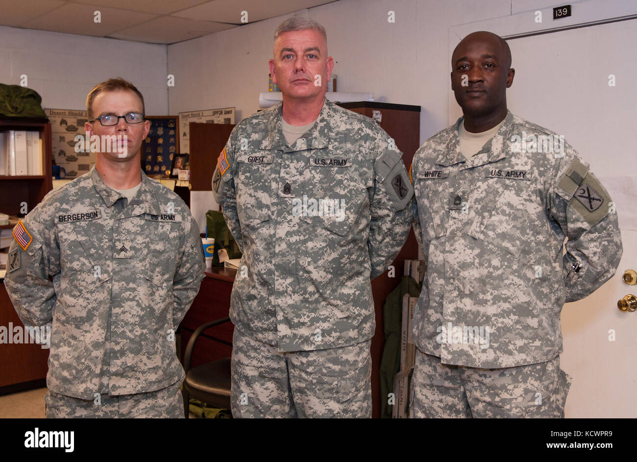 U.s. army command Sgt. maj. Edward Gast, 1.BATAILLON, 118 Infanterie Regiment, 218 Manöver Verbesserung Brigade, South Carolina National Guard command Sergeant Major, steht mit Sgt. wesley bergerson, Delta Co., und seine Einheit Sponsor, Sgt. 1. klasse Kevin Weiß in North Charleston, South Carolina, Oct. 23., 2016. bergerson war der Unteroffizier ausgewählt das Bataillon an der Brigade - Ebene vertreten. Der Prüfungsausschuß für das Auswahlverfahren bestand aus vier stimmberechtigten Mitgliedern Bewertung der Fähigkeiten und Kenntnisse der Bewerber in Bereichen wie der Armee körperliche Fitness Test, Land navigatio Stockfoto