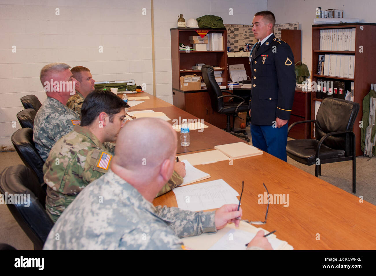 U.s. army command Sgt. maj. Edward Gast, 1.BATAILLON, 118 Infanterie Regiment, 218 Manöver Verbesserung Brigade, South Carolina National Guard command Sergeant Major, gibt Instruktionen zu Pfc. Blake etterle, Delta Co., bevor ein Interview in North Charleston, South Carolina, Oct. 23, 2016, als Teil des Bataillons-Ebene am besten Krieger Wettbewerb. Der Prüfungsausschuß für das Auswahlverfahren bestand aus vier stimmberechtigten Mitgliedern Bewertung der Fähigkeiten und Kenntnisse der Bewerber in Bereichen wie der Armee körperliche Fitness Test, land Navigation, Selbsthilfeorganisationen und Buddy care, Armee Programme und aktuelle Veranstaltungen. Stockfoto