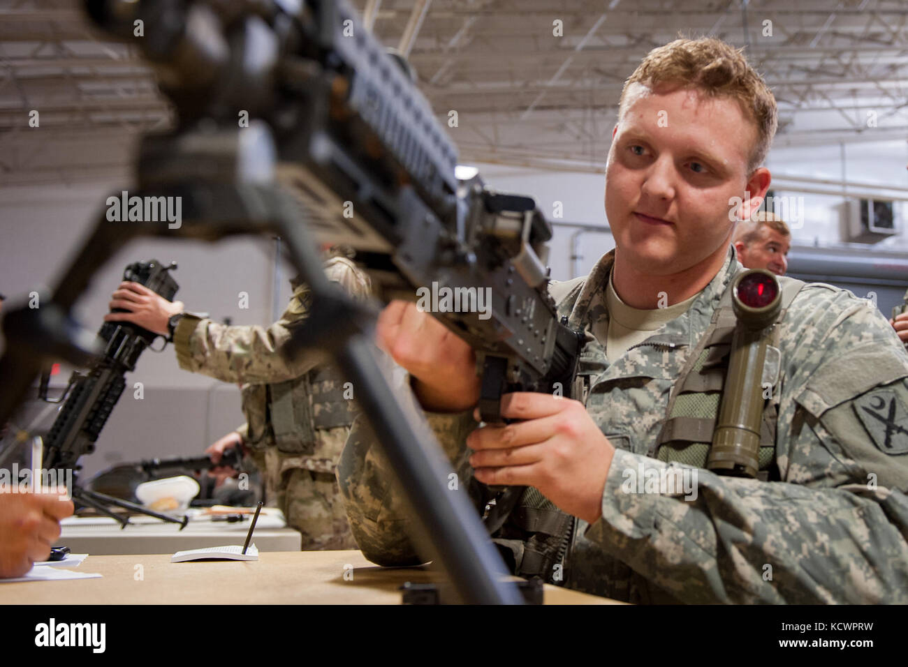 Us-Armee Pfc. brandon Fennell, Charlie Co., 1st Bataillon, 118 Infanterie Regiment, 218 Manöver Verbesserung Brigade, South Carolina National Guard, schließt die Montage einer M249 Squad Automatic Weapon in North Charleston, South Carolina, Oct. 23, 2016, als Teil des Bataillons-Ebene am besten Krieger Wettbewerb. Der Prüfungsausschuß für das Auswahlverfahren bestand aus vier stimmberechtigten Mitgliedern Bewertung der Fähigkeiten und Kenntnisse der Bewerber in Bereichen wie der Armee körperliche Fitness Test, land Navigation, Selbsthilfeorganisationen und Buddy care, Armee Programme und aktuelle Veranstaltungen. ein Soldat und ein Unteroffizier offi Stockfoto