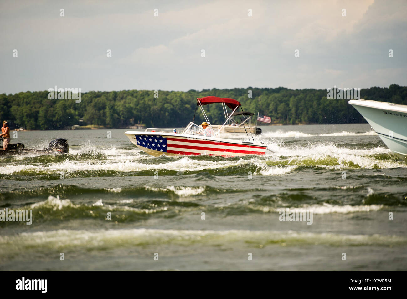 Ein Denkmal Prozession wurde am Lake Murray, s.c., U.S. Army sgts zu ehren. first class Charles Richter, jr., und Jonathon Prins, 29. Juli 2016. Die beiden Soldaten wurden getötet, während versucht wird, eine Frau, die angeblich von einem bewaffneten Banditen angegriffen wurde zu schützen. Das Boot Prozession war ein Weg, ihr Leben zu feiern. (Us Air National Guard Foto von Tech. Sgt. Jorge intriago) Stockfoto