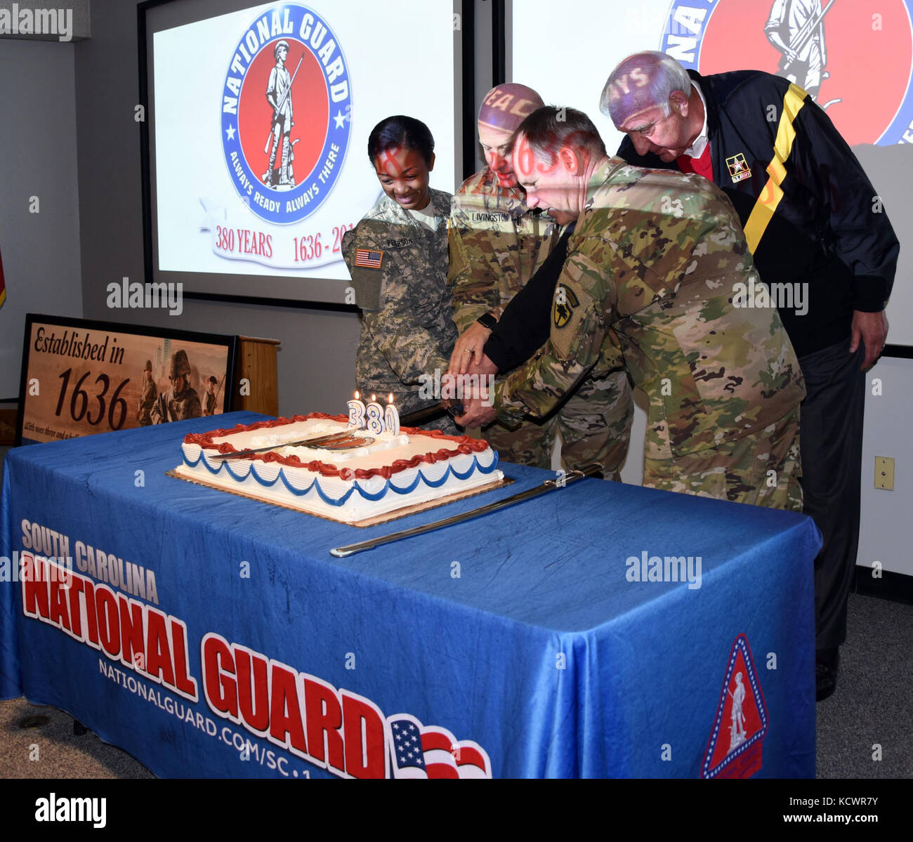 Das South Carolina National Guard feiert 380. Geburtstag des nationalen Schutzes mit einem Kuchen Cutting dez. 13, 2016 Gebäude der Adjutant General in Columbia, South Carolina. US-Army maj.gen.Robert e. livingston jr., der Adjutant General von South Carolina, den Vorsitz über die Zeremonie. Der jüngste zur Verfügung Soldat, spc. shareka Peterson, 23, und die ältesten verfügbaren Soldat, Sgt. 1. klasse Mitchell Dean, 58, trat Livingston und Herr Bill Herzöge, der Zivilbevölkerung im South Carolina Adjutant an den Sekretär der Armee, den Kuchen zu schneiden. (U.s. Army National Guard Foto von Capt. jessica Donnelly, Stockfoto