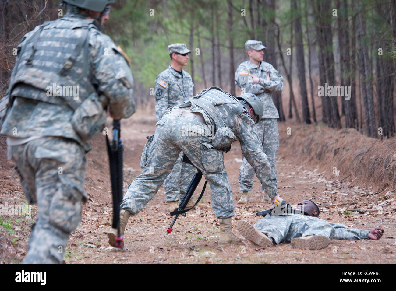 Officer Candidate School (OCS) Klasse 67 Kandidaten der 218 Führung Regiment (LDR), South Carolina National Guard, Durchführung Taktik Training während der Phase 2 von ocs März 5, 2016, mccrady Training Center in Eastover, s.c. Scouts für die Zentrale und die Konzernzentrale zugeordnet, 1-118 th Infanterie Bataillon von Mullins, s.c. bieten gegensätzliche Kräfte für die Kandidaten, wie sie ausgebildet werden, Gefahrenbereiche, simulierten feindlichen Kontakt reagieren und effektiv mit höheren Autorität kommunizieren. (U.s. Army National Guard Foto von Sgt. Brian Calhoun, 108 öffentliche Angelegenheiten det/Freigegeben) ​ Stockfoto