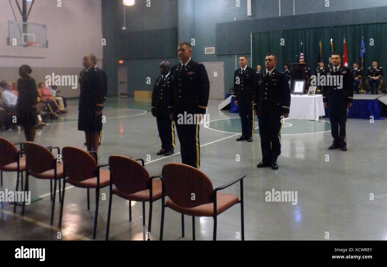 Die Palmetto Military Academy eine Zeremonie, die pma Hall of Fame eingezogenen und Kommission pma Klasse 67 an mccrady Training Center in Eastover zu erkennen durchgeführt, South Carolina, Aug. 13., 2016. col. jakie Davis, Jr., und Capt. John Thorne, jr., waren beide in der pma Hall des Ruhmes eingesetzt. Neun officer Kandidaten zu Leutnant mit der Fertigstellung der Officer Candidate School gefördert wurden - james Boudreau, Infanterie, Phillip Davis, Infanterie, David Elmore, Luftverteidigung, johnathan Hand, Luftfahrt, lösegeld Holland, Infanterie, ciera Nicholson, Signal, Lewis Simmons, Infanterie, Christopher tom Stockfoto