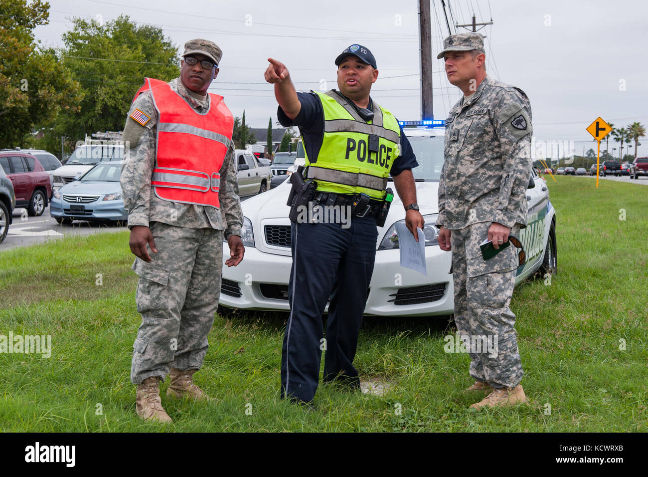 Us-Armee Pvt. 1. klasse Bradley Burgess, c Company, 1.Bataillon 118 Infanterie Regiment, South Carolina Army National Guard, und die Stadt North Charleston streifenpolizist 1. Klasse giovanni Braun die Details für ein traffic control point sgt Personal erklärt. keven Pickering der 108 öffentlichen Angelegenheiten det. in North Charleston, South Carolina, Oct. 5, 2016. Hurrikan matthew Höhepunkt als Kategorie 4 Hurrikan in der Karibik und projiziert über den Südosten der USA, einschließlich der s.c. Küste. ca. 1.400 s.c. National Guard Soldaten und Piloten aktiviert Okt waren. 4, 2016, sup Stockfoto