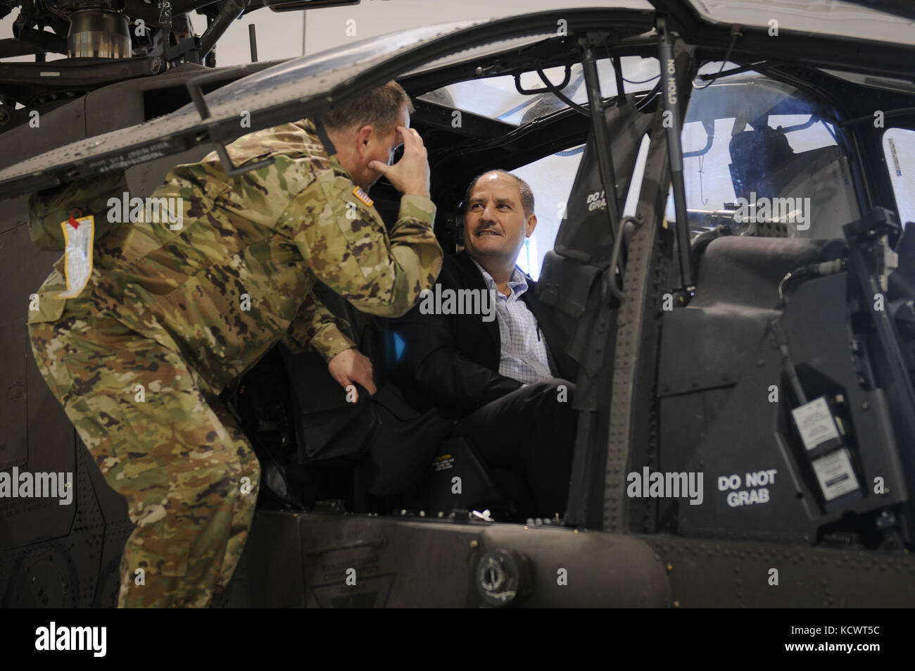 Eine Delegation von Politikern aus der kurdischen Region des Irak besucht Einrichtungen des s.c. National Guard (scng) und dem s.c. Carolina Emergency Management Division (scemd), Columbia, South Carolina, 6. und 7. April 2016. Die US-Armee maj begrüßt. gen. Robert e. Livingston, jr., der Adjutant General für South Carolina und andere wichtige Führer der scng und scemd, Bürgermeister Ibrahim shekhalla und Oberstleutnant srud Saleh abdulkareem, sowohl aus der kurdischen Region des Irak, und U.S. State Department Interpreter, Herr Ismail Haidar, besucht die wichtigsten Notfallmaßnahmen's South Carolina Einrichtungen als Teil einer Stockfoto