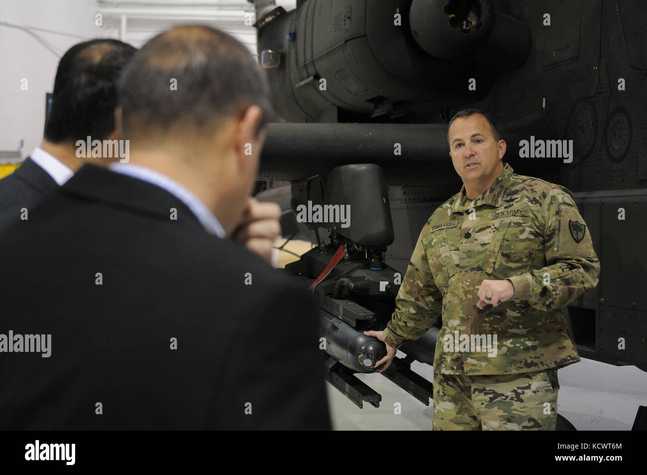 Eine Delegation von Politikern aus der kurdischen Region des Irak besucht Einrichtungen des s.c. National Guard (scng) und dem s.c. Carolina Emergency Management Division (scemd), Columbia, South Carolina, 6. und 7. April 2016. Die US-Armee maj begrüßt. gen. Robert e. Livingston, jr., der Adjutant General für South Carolina und andere wichtige Führer der scng und scemd, Bürgermeister Ibrahim shekhalla und Oberstleutnant srud Saleh abdulkareem, sowohl aus der kurdischen Region des Irak, und U.S. State Department Interpreter, Herr Ismail Haidar, besucht die wichtigsten Notfallmaßnahmen's South Carolina Einrichtungen als Teil einer Stockfoto