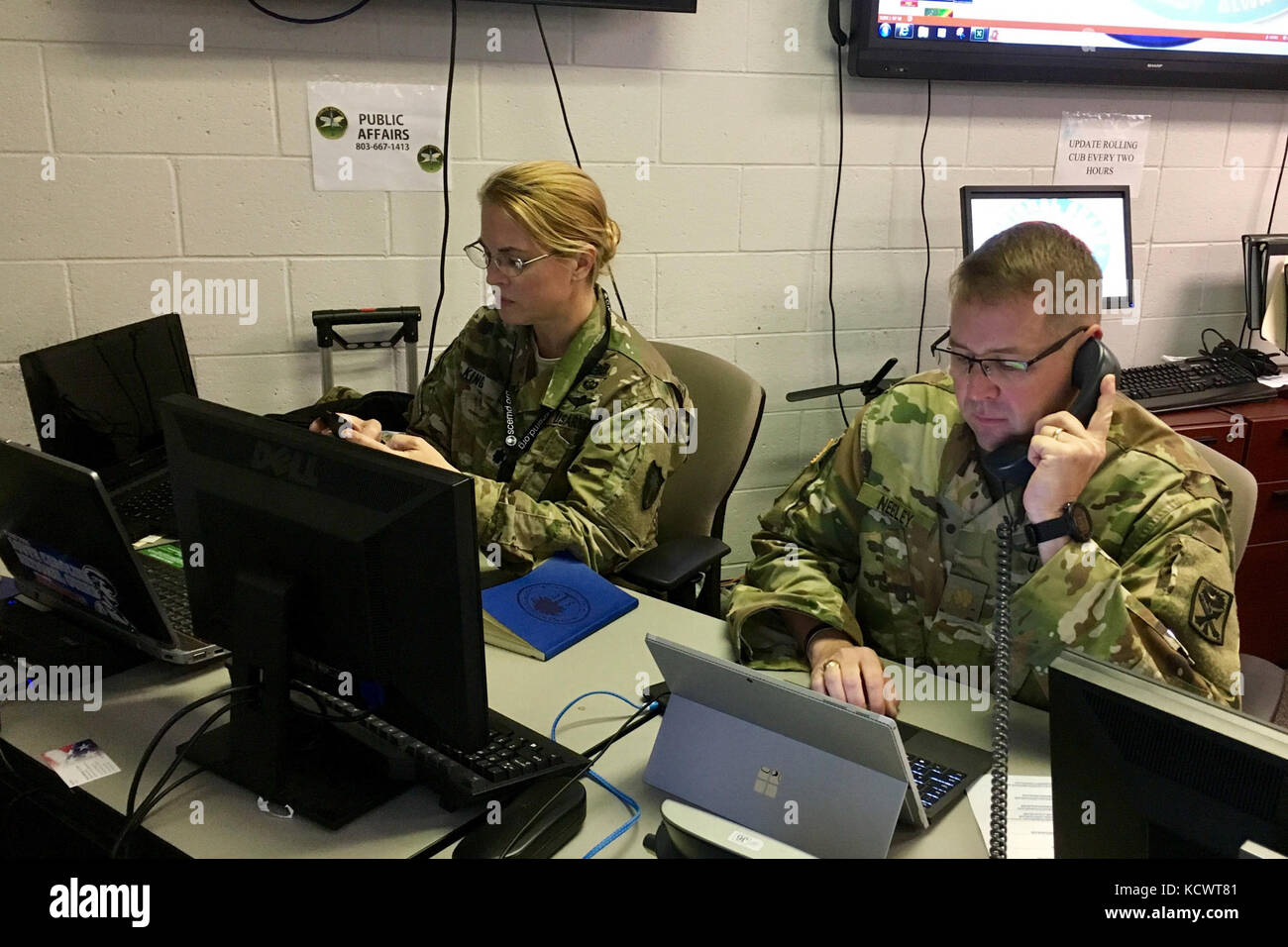 US-Soldaten und Luftwaffe mit der South Carolina National Guard und Agentur Planer führen den staatlichen Notfallplan im State Emergency Operations Center in West Columbia, South Carolina während Hurrikan Matthew vom 2. Bis 16. Oktober 2016. Gov. Nkki Haley erklärte am 3. Oktober 2016 den Ausnahmezustand, um sich auf den Sturm vorzubereiten, der am 8. Oktober in Georgetown, S.C. als Hurrikan der Kategorie 1 landte. (USA Foto der Nationalgarde der Armee von LT. Col Cindi King) Stockfoto