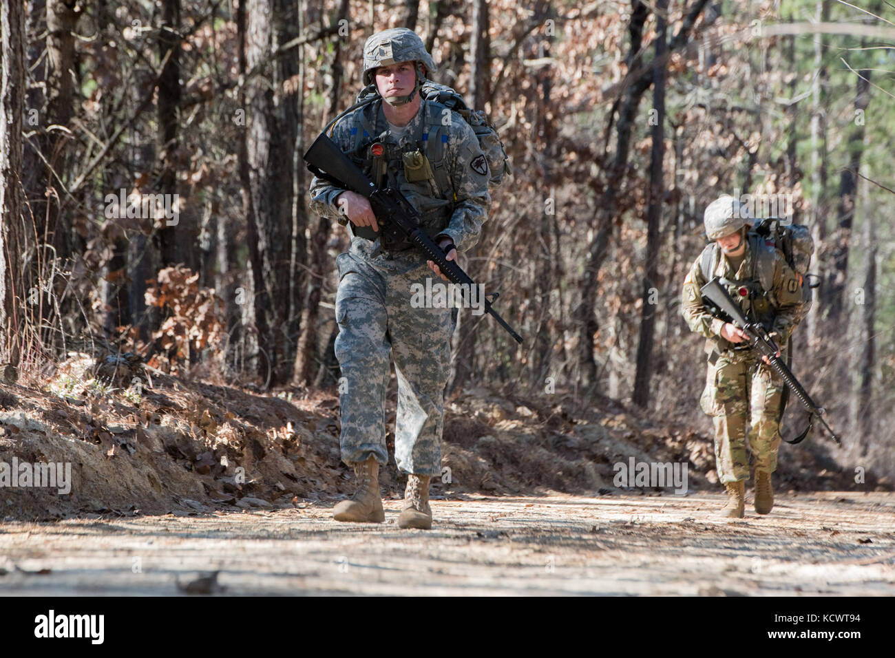 Südcarolina nationale Schutz Soldaten und Piloten in der besten Krieger Wettbewerb 2017 mccrady Training Center in Eastover teilgenommen, South Carolina, jan. 28-Feb. 1, 2017 Die 5-tägige Veranstaltung bestand aus einer Straße März, körperliche Fitness zu testen, und Waffen Qualifizierung Veranstaltungen, unter anderem. die Teilnehmer als Individuen mit einem Soldaten und Unteroffizier Gewinner Feb, konkurrierten. 1, 2017. (U.s. Army National Guard Foto von Sgt. Brian Calhoun, 108 öffentliche Angelegenheiten det.) Stockfoto