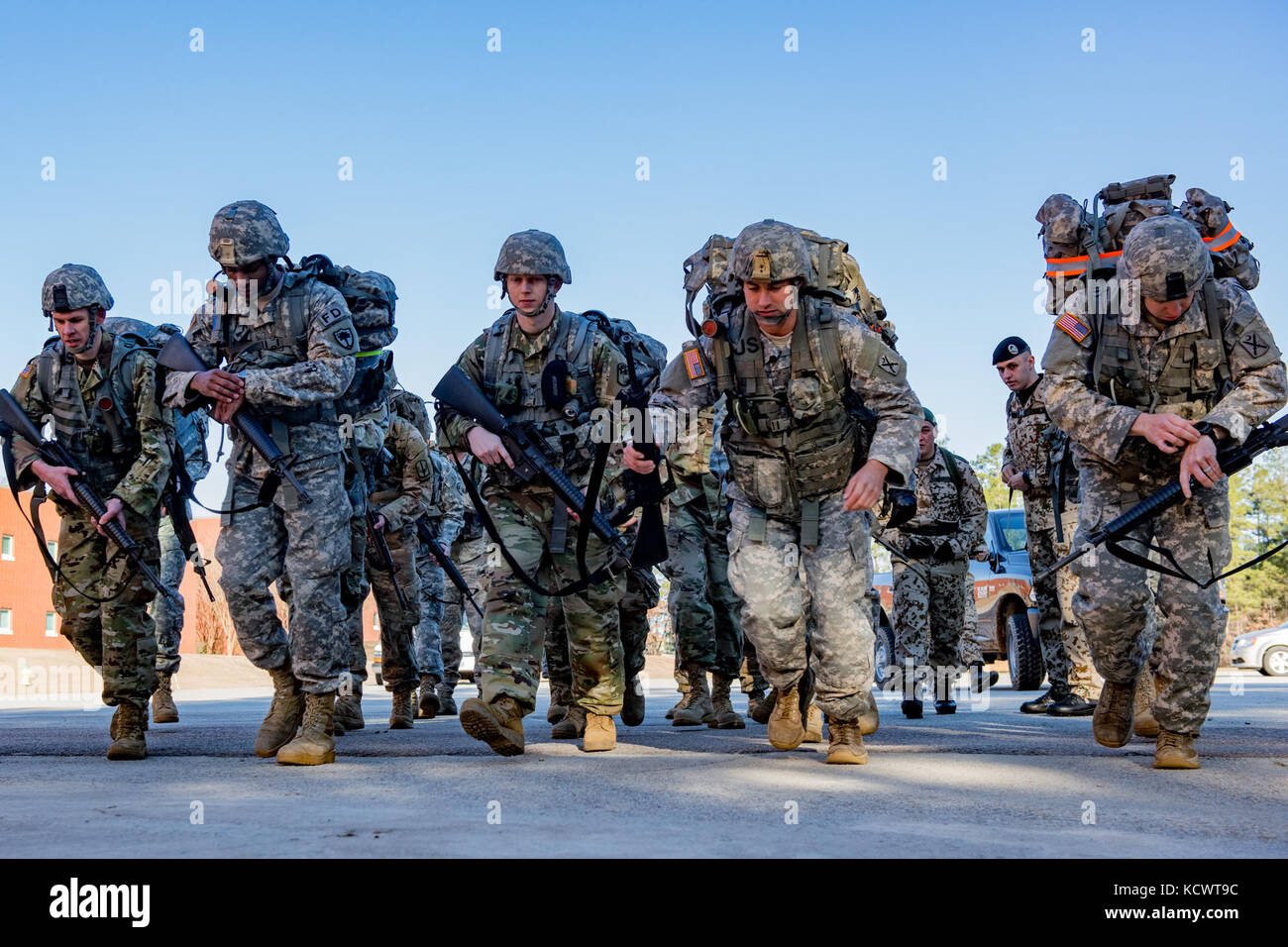 Südcarolina nationale Schutz Soldaten und Piloten in der besten Krieger Wettbewerb 2017 mccrady Training Center in Eastover teilgenommen, South Carolina, jan. 28-Feb. 1, 2017 Die 5-tägige Veranstaltung bestand aus einer Straße März, körperliche Fitness zu testen, und Waffen Qualifizierung Veranstaltungen, unter anderem. die Teilnehmer als Individuen mit einem Soldaten und Unteroffizier Gewinner Feb, konkurrierten. 1, 2017. (U.s. Army National Guard Foto von Sgt. Brian Calhoun, 108 öffentliche Angelegenheiten det.) Stockfoto