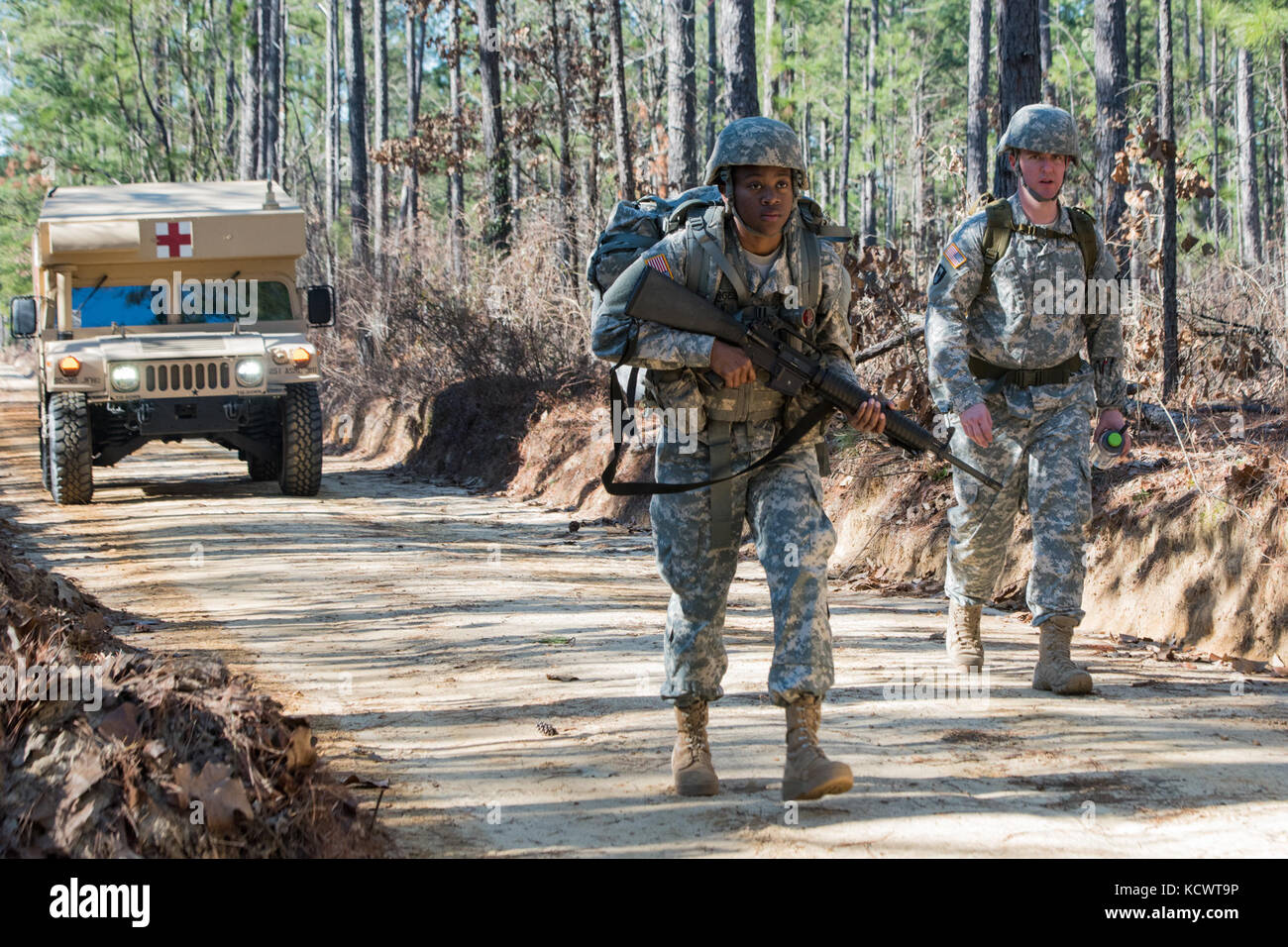 Us-Armee SPC. valetta Burgess, 59th Aviation Truppe den Befehl, South Carolina Army National Guard, beteiligt sich an der 12 km langen Fußmarsch Teil der besten Krieger Wettbewerb 2017 mccrady Training Center in Eastover, South Carolina, jan. 29., 2017. Die fünftägige Veranstaltung bestand aus einer Straße März, körperliche Fitness zu testen, und Waffen Qualifizierung Veranstaltungen, unter anderem. die Teilnehmer als Individuen mit einem Soldaten und Unteroffizier Gewinner Feb, konkurrierten. 1, 2017. (U.s. Army National Guard Foto von Sgt. Brian Calhoun, 108 öffentliche Angelegenheiten det.) Stockfoto