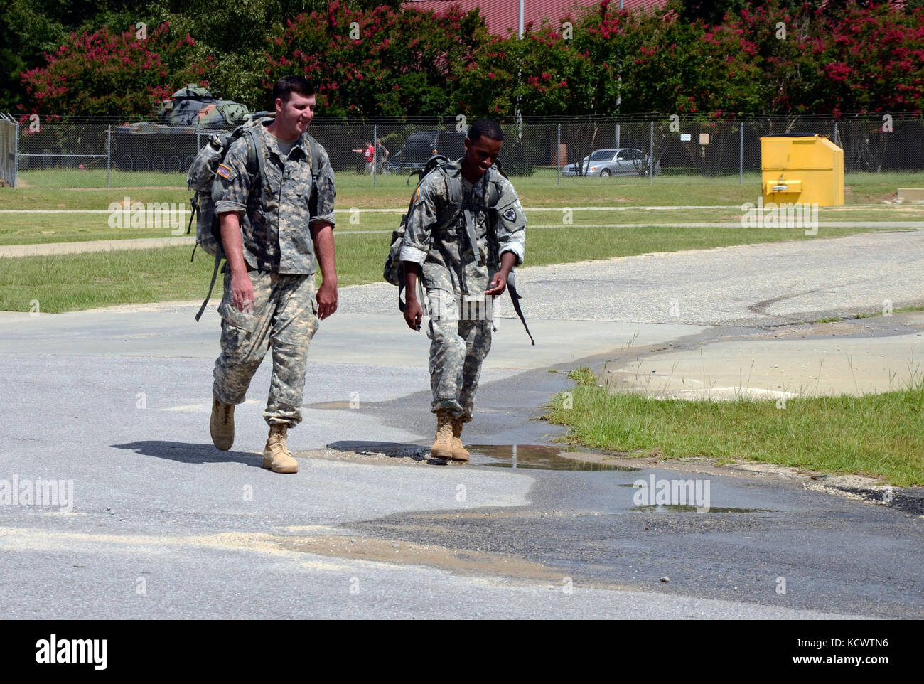 Ingenieur Soldaten vom Ingenieur Einheiten überall in der South Carolina Army National Guard führte eine 12-Mile ruck März als Teil der besten Techniker Konkurrenz an mccrady Training Center in Eastover, s.c., Aug. 5, 2016. (U.s. army Foto von 1 Lt. jessica Donnelly, 108 öffentliche Angelegenheiten Abteilung) Stockfoto