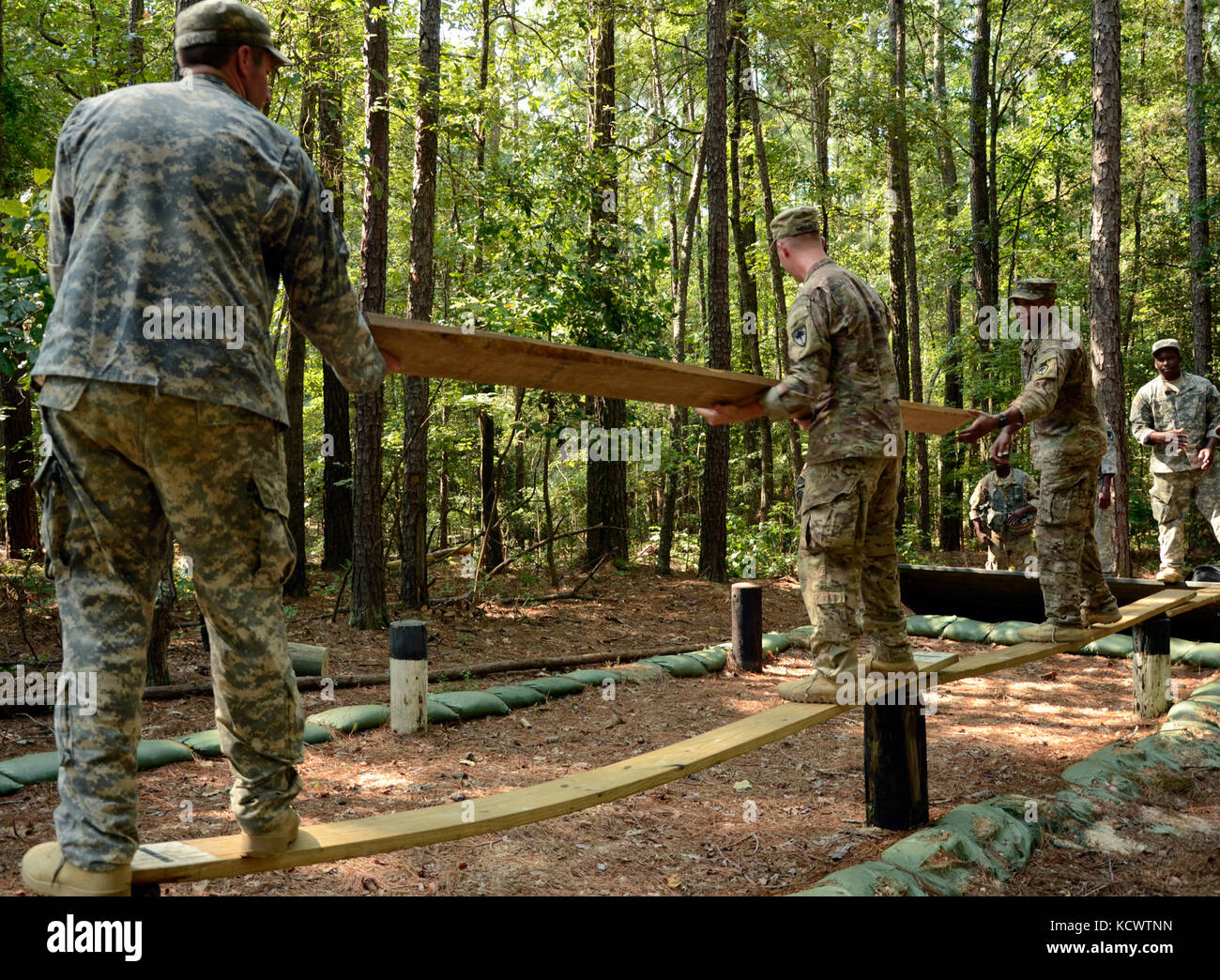 Ingenieur Soldaten vom Ingenieur Einheiten überall in der South Carolina Army National Guard arbeitete als Mannschaften die Führer Reaktion während der beste Ingenieur Konkurrenz an den mccrady Training Center aug. 6, 2016. Tag des Wettbewerbs bestand aus verschiedenen Soldat Aufgaben wie das Lrc, reagieren auf Kontakt, crew Waffe Montage dienen, zu bewerten und zu Evakuieren einer Unfallversicherung und vieles mehr. Dieses ist das zweite Jahr der kombinierten Wettbewerb zwischen den 178Th und 122 Ingenieur Bataillone. (U.s. army Foto von 1 Lt. jessica Donnelly, 108 öffentliche Angelegenheiten Abteilung) Stockfoto