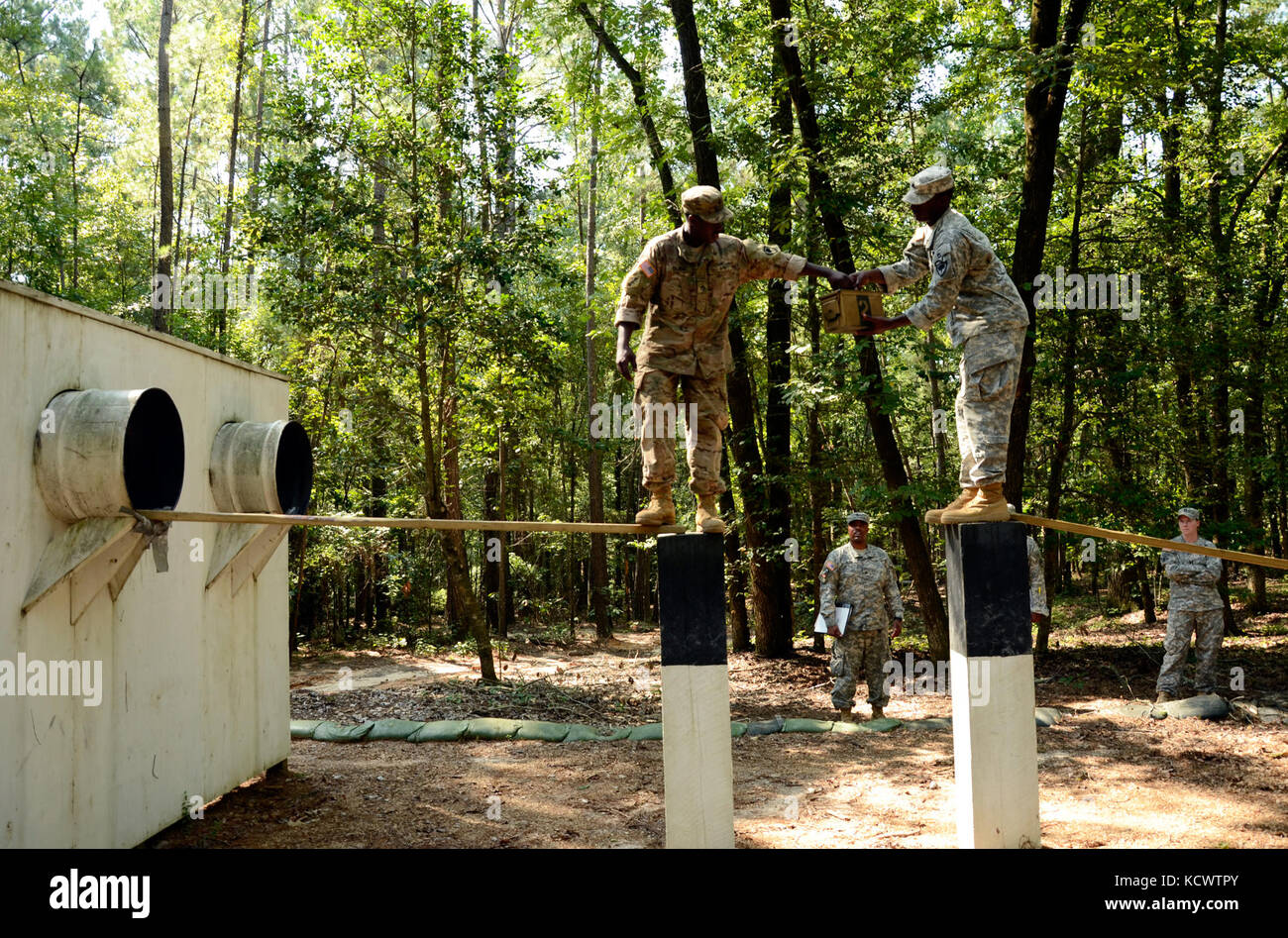 Ingenieur Soldaten vom Ingenieur Einheiten überall in der South Carolina Army National Guard arbeitete als Mannschaften die Führer Reaktion während der beste Ingenieur Konkurrenz an den mccrady Training Center aug. 6, 2016. Tag des Wettbewerbs bestand aus verschiedenen Soldat Aufgaben wie das Lrc, reagieren auf Kontakt, crew Waffe Montage dienen, zu bewerten und zu Evakuieren einer Unfallversicherung und vieles mehr. Dieses ist das zweite Jahr der kombinierten Wettbewerb zwischen den 178Th und 122 Ingenieur Bataillone. (U.s. army Foto von 1 Lt. jessica Donnelly, 108 öffentliche Angelegenheiten Abteilung) Stockfoto