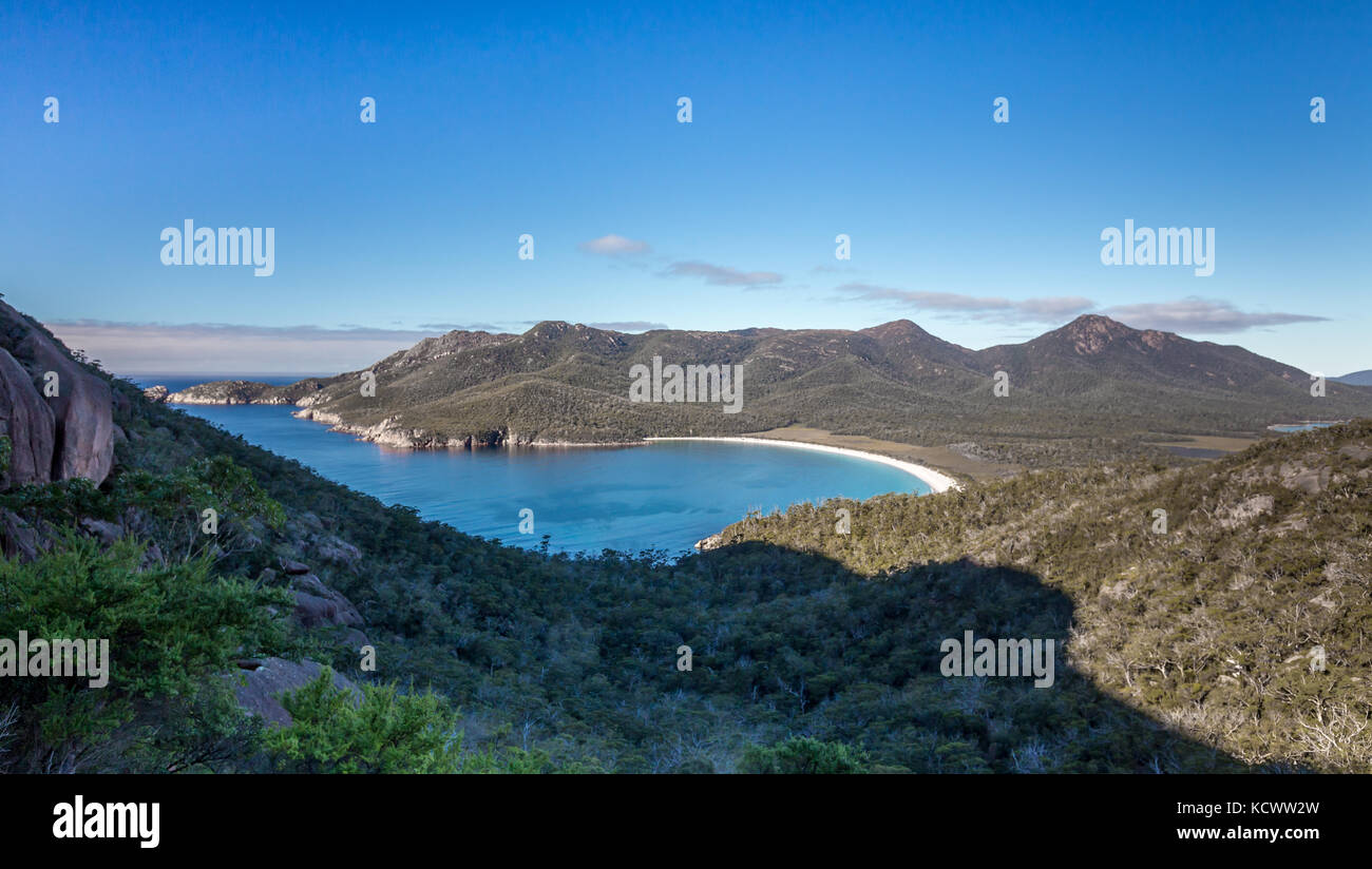 Blick auf die Wineglass Bay im Freycinet National Park, Tasmanien. Stockfoto