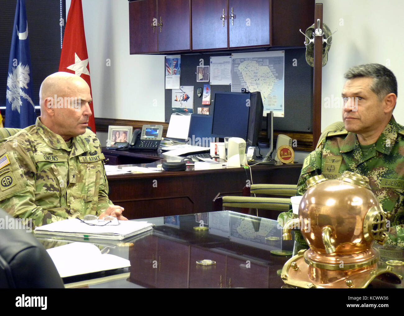 Us-Armee brig. gen. Brad Owens, South Carolina National Guard Direktor des Joint Staff, trifft sich mit der kolumbianischen Armee brig. gen. Carlos Moreno, Kommandierender General der kolumbianischen Armee Personal, am South Carolina National Guard Joint Forces in Columbia, South Carolina, sept. 29., 2016. die South Carolina National Guard und Republik Kolumbien begann die Partnerschaft Programm Beziehung im Juli 2012 und haben weiterhin die Partnerschaft durch die gemeinsame Nutzung von Informationen und Austausch (US Air National Guard Foto von 1 Lt. Stephen Hudson, 169th Fighter gewinnen zu vertiefen. Stockfoto