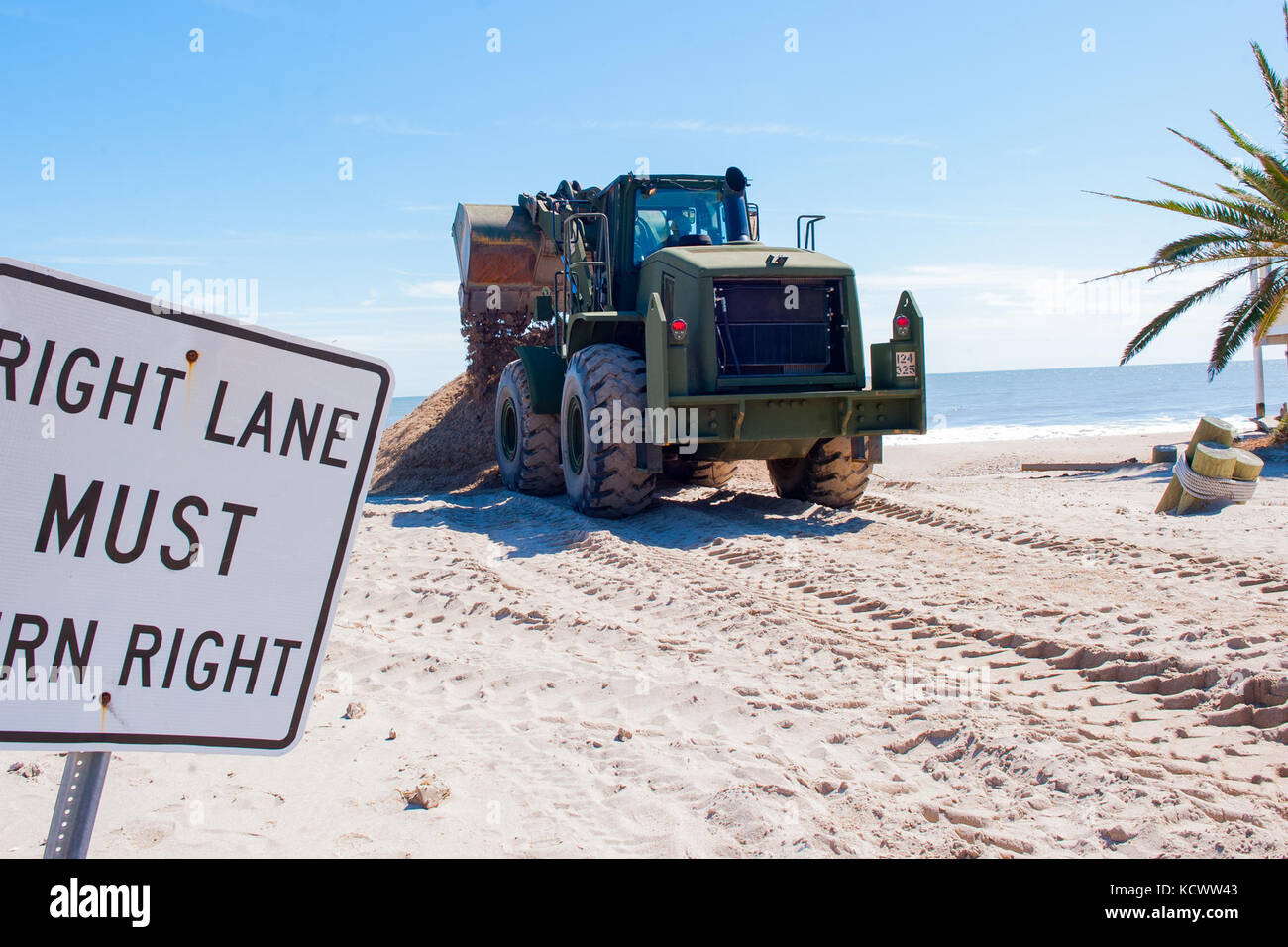 Südcarolina Army National Guard Ingenieure auf edisto Island arbeiten nicht stoppen Clearing 3-5 Füße von Sand auf Palmetto Boulevard der Weg für Feuer, ems und andere Einsatzkräfte, um für Bewohner klar, sicher nach Hause zurück. An seiner Spitze, ca. 2.800 S.C.National Guard Soldaten und Piloten wurden aktiviert und County Emergency Management Agenturen und lokalen Ersthelfer zu unterstützen, nachdem Gouverneur Nikki haley Ausnahmezustand Okt erklärt. 4, 2016. (U.s. Army National Guard Foto von Sgt. Brian Calhoun, 108 öffentliche Angelegenheiten Abteilung) Stockfoto