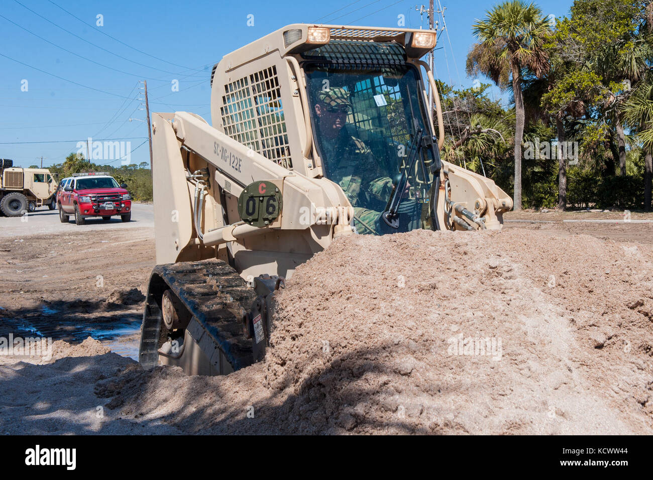 Südcarolina Army National Guard Ingenieure auf edisto Island arbeiten nicht stoppen Clearing 3-5 Füße von Sand auf Palmetto Boulevard der Weg für Feuer, ems und andere Einsatzkräfte, um für Bewohner klar, sicher nach Hause zurück. An seiner Spitze, ca. 2.800 S.C.National Guard Soldaten und Piloten wurden aktiviert und County Emergency Management Agenturen und lokalen Ersthelfer zu unterstützen, nachdem Gouverneur Nikki haley Ausnahmezustand Okt erklärt. 4, 2016. (U.s. Army National Guard Foto von Sgt. Brian Calhoun, 108 öffentliche Angelegenheiten Abteilung) Stockfoto