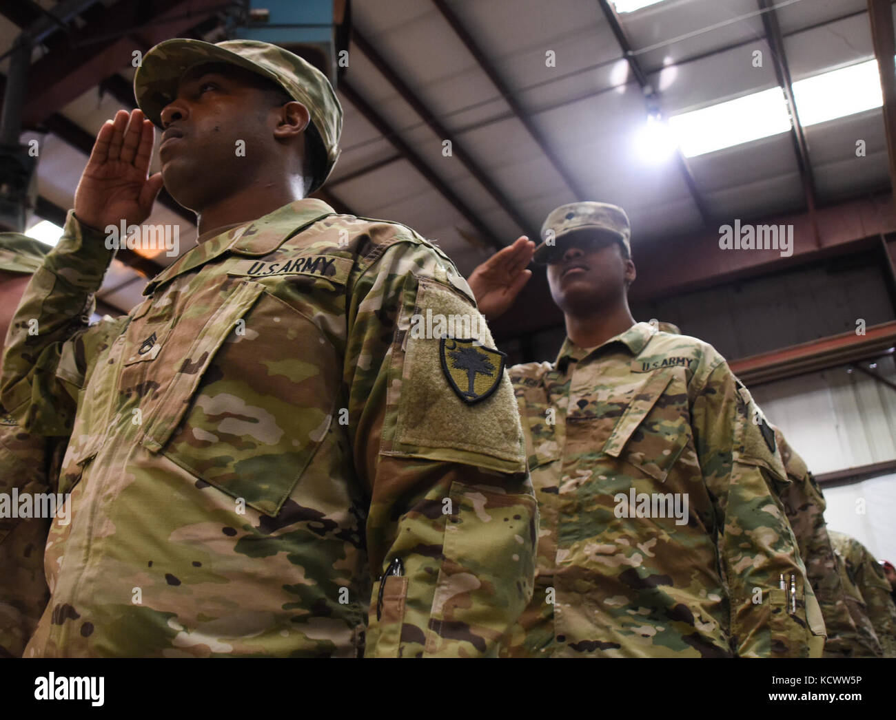 Us-Soldaten mit der 742Nd Support Wartung Unternehmen, South Carolina Army National Guard, stand in der Ausbildung während einer Bereitstellung die Zeremonie an Eagle Aviation in Columbia South Carolina gehalten, Feb. 26., 2017. Mehr als 140 Soldaten aus der Einheit wird für etwa ein Jahr mobilisiert Betrieb zum Atlantischen beheben und die US-Army Europe unterstützt werden. Das Gerät wird die Wartung und Reparatur von Fahrzeugen, Elektronik, und kleinen Waffen Waffen, während dem 16 sustainment Brigade in Osteuropa vergeben. (U.s. Army National Guard Foto von Sgt. tashera pravato) Stockfoto