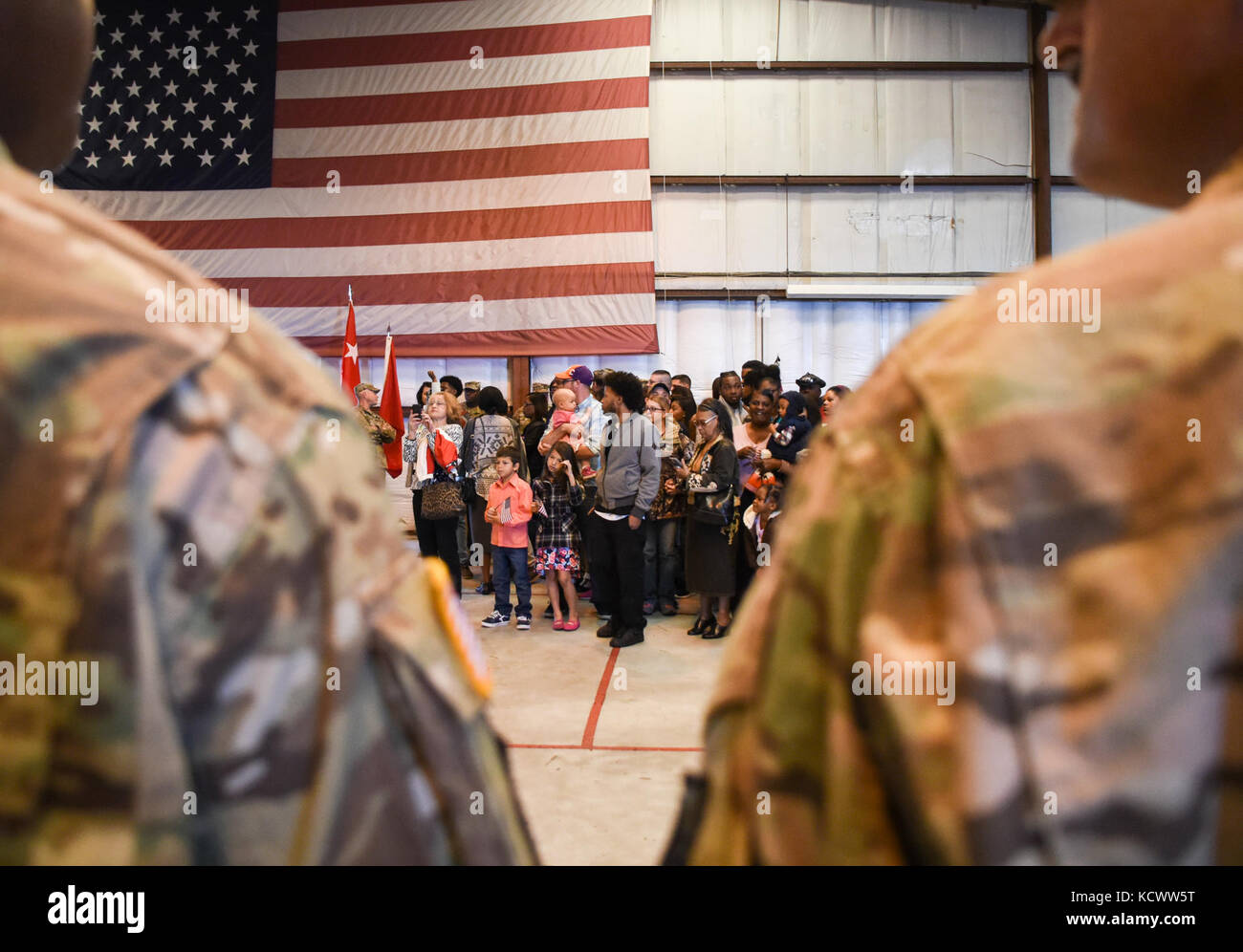 Us-Soldaten mit der 742Nd Support Wartung Unternehmen, South Carolina Army National Guard, sind Farwell durch Familie und Freunde während einer Bereitstellung die Zeremonie an Eagle Aviation in Columbia South Carolina gehalten, Feb. 26., 2017. Mehr als 140 Soldaten aus der Einheit wird für etwa ein Jahr mobilisiert Betrieb zum Atlantischen beheben und die US-Army Europe unterstützt werden. Das Gerät wird die Wartung und Reparatur von Fahrzeugen, Elektronik, und kleinen Waffen Waffen, während dem 16 sustainment Brigade in Osteuropa vergeben. (U.s. Army National Guard Foto von Sgt. tashera pravato) Stockfoto