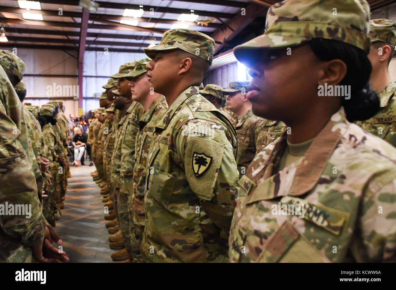 Us-Soldaten mit der 742Nd Support Wartung Unternehmen, South Carolina Army National Guard, stand in der Ausbildung während einer Bereitstellung die Zeremonie an Eagle Aviation in Columbia South Carolina gehalten, Feb. 26., 2017. Mehr als 140 Soldaten aus der Einheit wird für etwa ein Jahr mobilisiert Betrieb zum Atlantischen beheben und die US-Army Europe unterstützt werden. Das Gerät wird die Wartung und Reparatur von Fahrzeugen, Elektronik, und kleinen Waffen Waffen, während dem 16 sustainment Brigade in Osteuropa vergeben. (U.s. Army National Guard Foto von Sgt. tashera pravato) Stockfoto