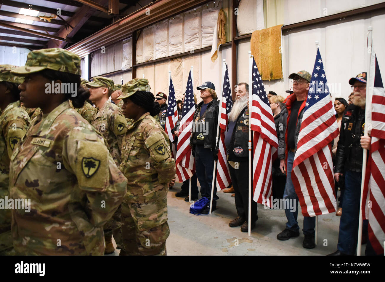 Us-Soldaten mit der 742Nd Support Wartung Unternehmen, South Carolina Army National Guard, stand in der Ausbildung während einer Bereitstellung die Zeremonie an Eagle Aviation in Columbia South Carolina gehalten, Feb. 26., 2017. Mehr als 140 Soldaten aus der Einheit wird für etwa ein Jahr mobilisiert Betrieb zum Atlantischen beheben und die US-Army Europe unterstützt werden. Das Gerät wird die Wartung und Reparatur von Fahrzeugen, Elektronik, und kleinen Waffen Waffen, während dem 16 sustainment Brigade in Osteuropa vergeben. (U.s. Army National Guard Foto von Sgt. tashera pravato) Stockfoto