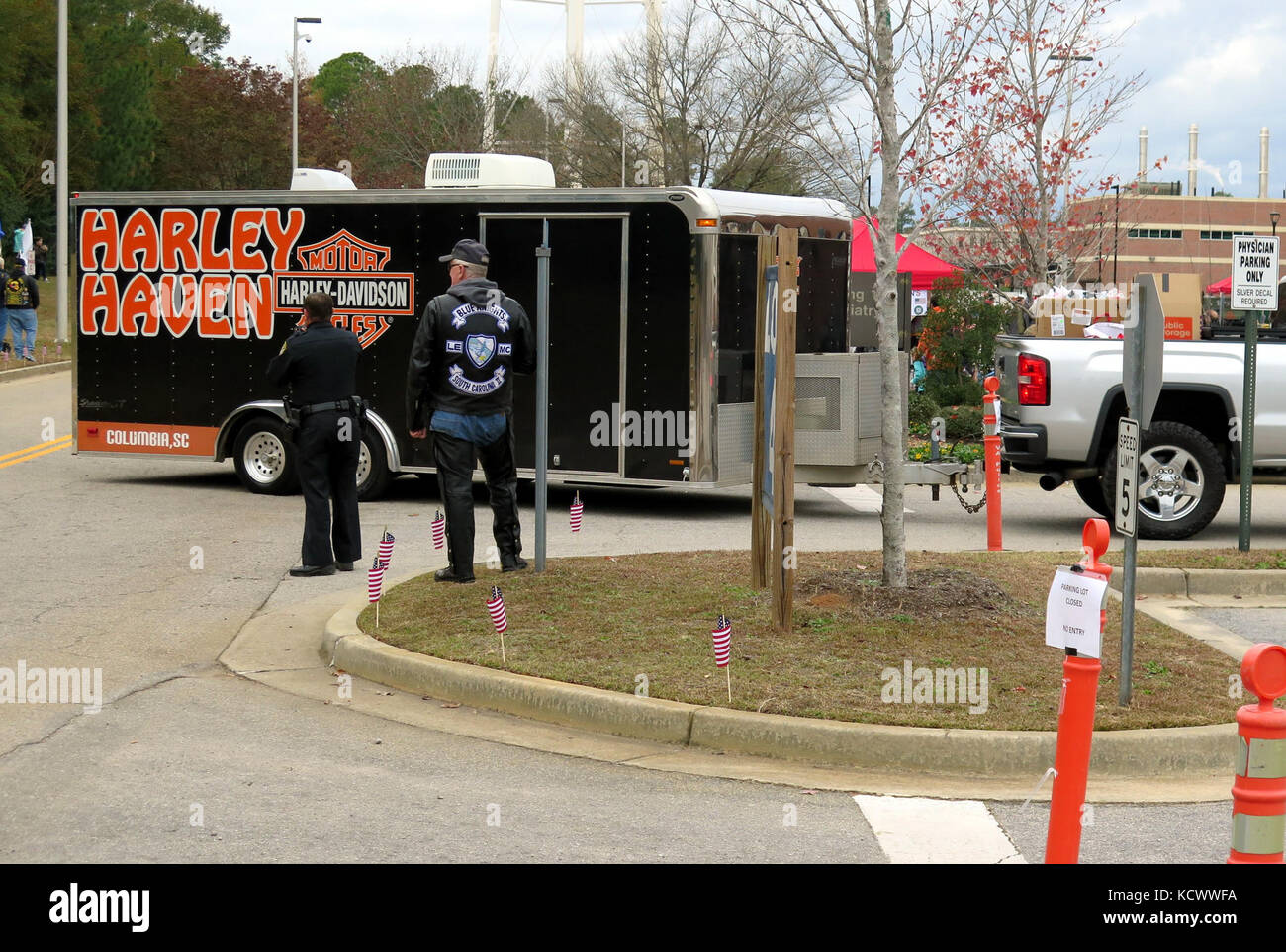 Veteranen an der Dorn Veterans Administration waren Geschenke und Spenden von Hunderten von Motorradfahrer während des 16. jährlichen Tierarzt Weihnachten ride statt Dez gebracht. 11, 2016 in Columbia, South Carolina. Die Beteiligung der 246th Army Band und der US-Armee maj.gen.Robert e. Livingston, jr., der Adjutant General für South Carolina, war einer der Führer der Parade. (U.s. Army National Guard Foto von Lt.Col.cindi König) Stockfoto