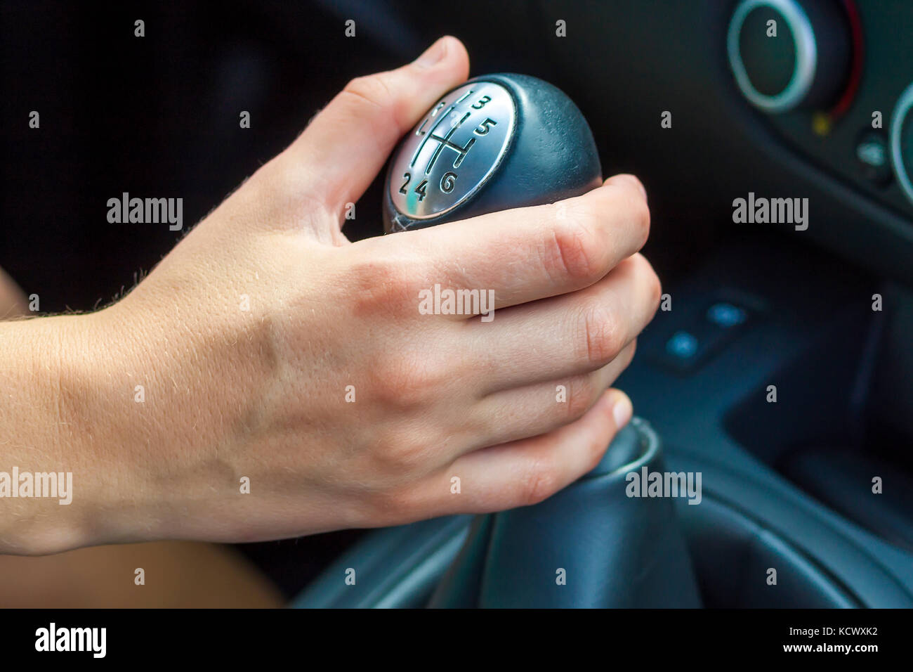 Weibliche Treiber Hand Die Gange Manuell Schalten Madchen Auto Fahren Stockfotografie Alamy