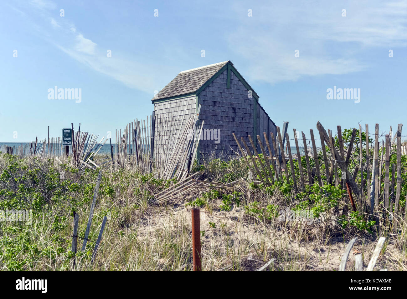 Little Gray Hütte mit Küstenzaun an den Stränden von Cape Cod. Stockfoto