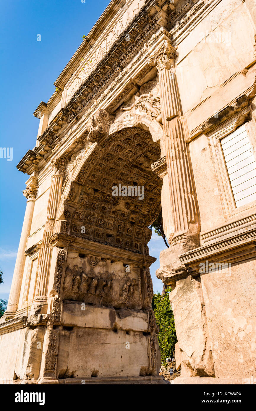 Blick auf den Arch von Titus in Rom, Italien. Der Bogen von Titus ist ein römischer Triumphbogen, die errichtet wurde durch Domitian. Stockfoto