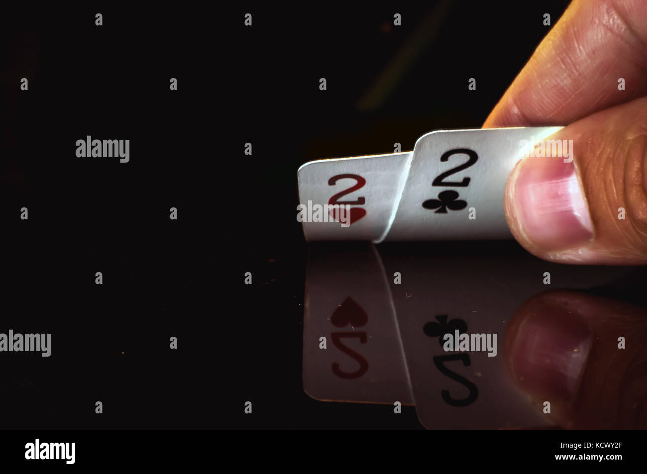 Zwei zweit sind die niedrigsten Karten in der Hand des Spielers, der Schwarze gespiegelt die Stele im Casino. Stockfoto